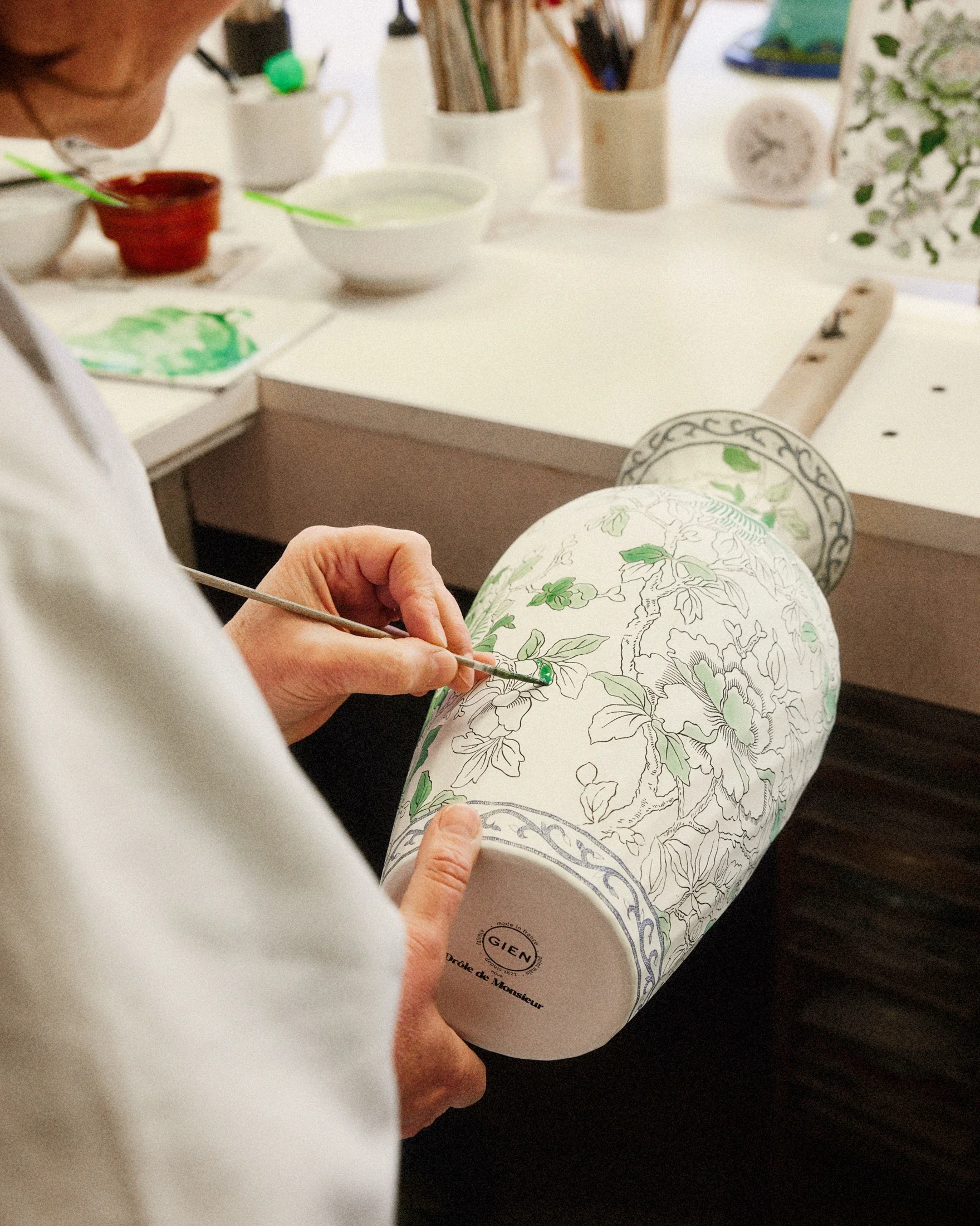 photographe corporate bourg en bresse – Peinture vase faïence de gien