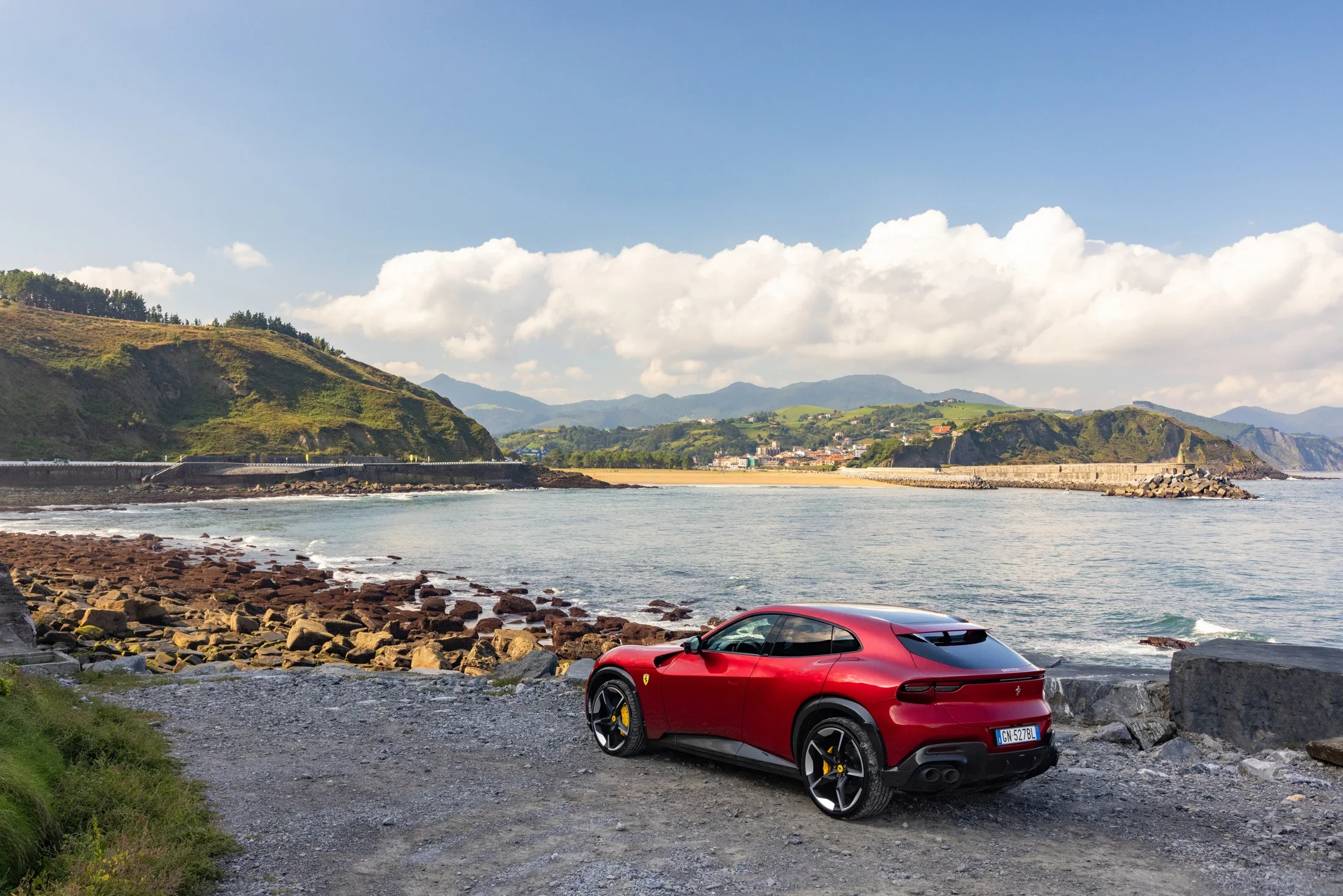 photographe automobile bourg en bresse – Ferrari European road tour Purosangue rouge bord de mer Espagne pays basque paysage