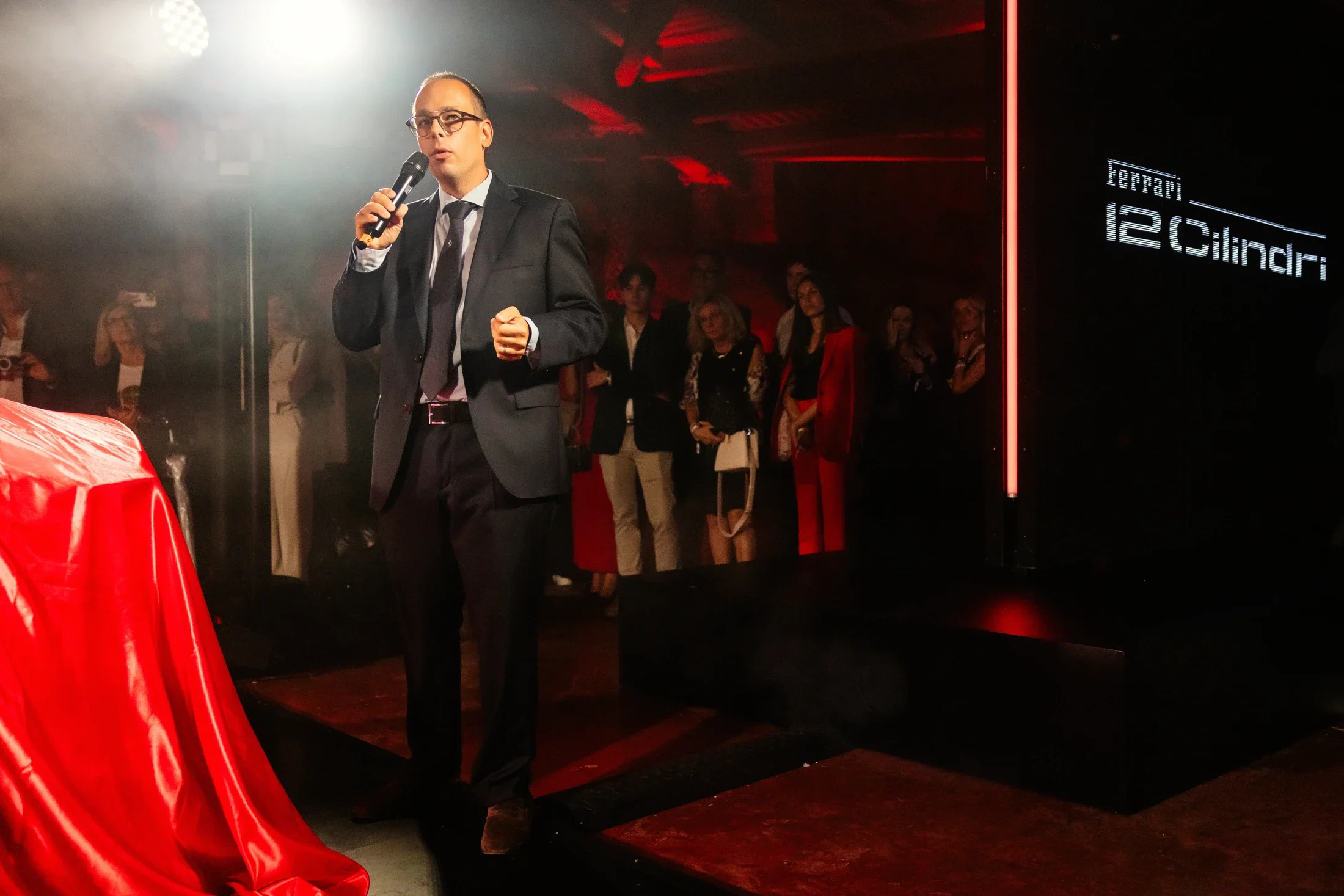 photographe évènementiel bourg en bresse – Reportage évènement lancement Ferrari 12 Cilindri avec la concession Ferrari SF Cannes dans la maison bulles, présentation de la voiture avec Jeremy Ménéchet