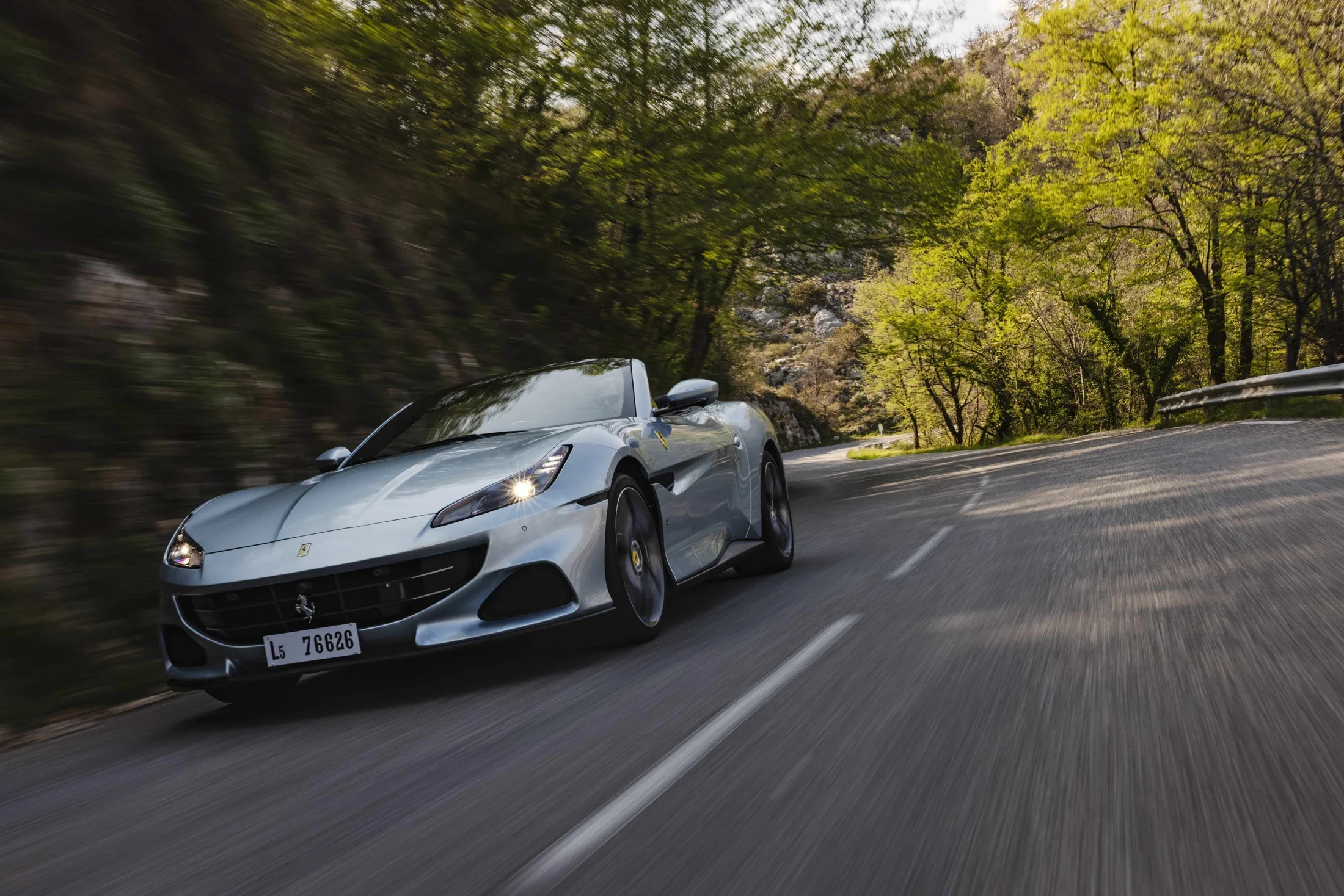 photographe automobile bourg en bresse – image communication Ferrari Portofino M route montagne sud France