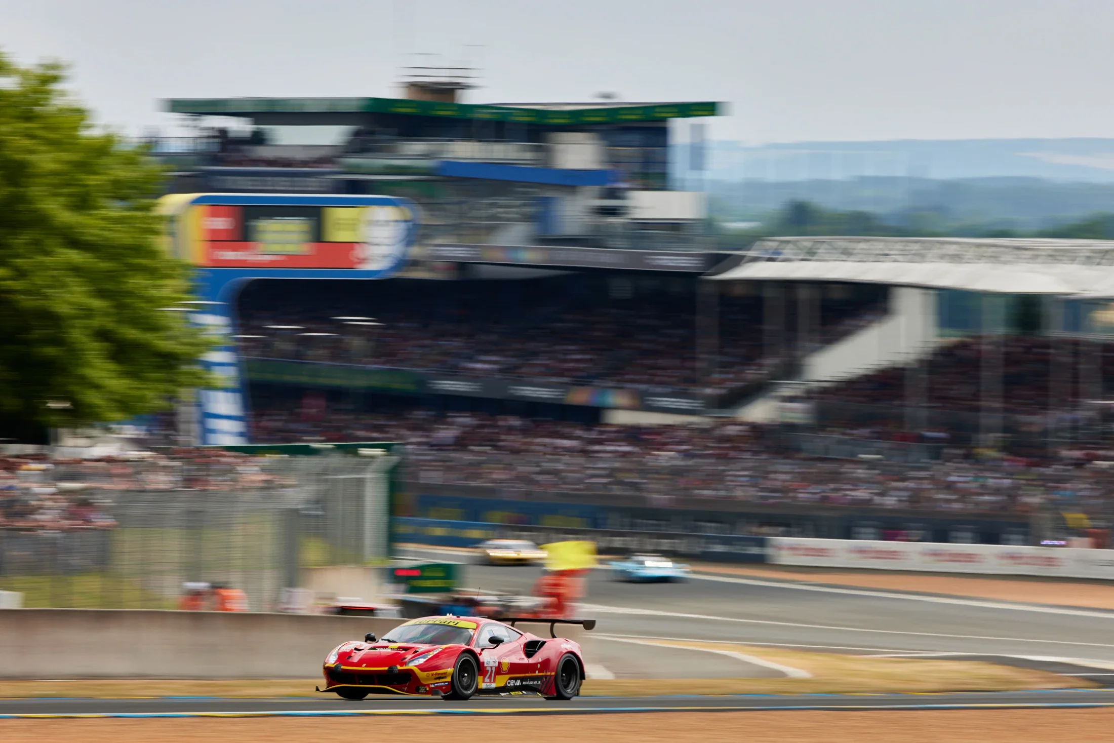 photographe automobile bourg en bresse – Reportage Team Ferrari AF CORSE 21 WEC Circuit des 24H du Mans premier virage