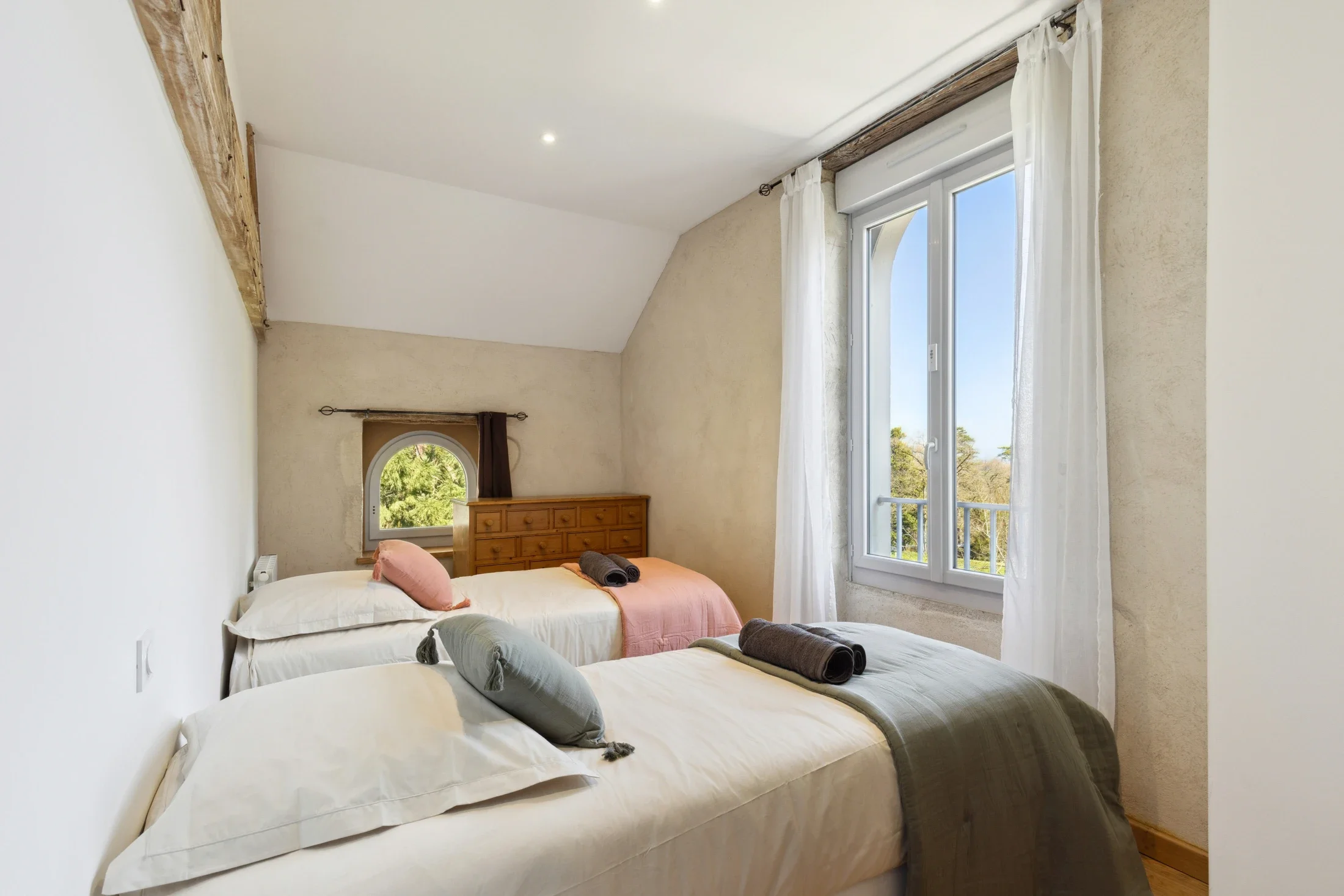 photographe immobilier bourg en bresse – Une chambre de la dépendance Séquoia à Buellas