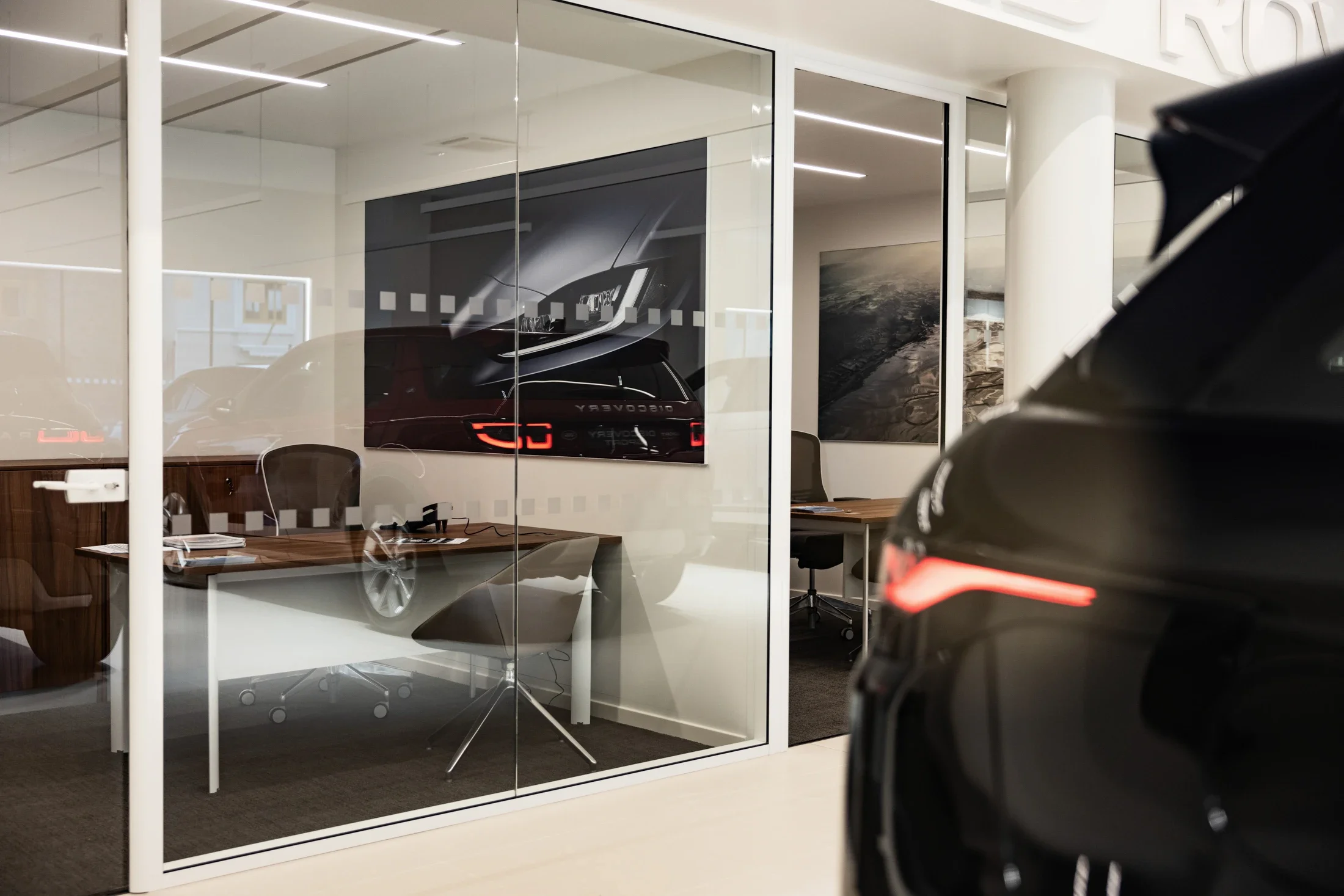 photographe corporate bourg en bresse – Reportage concession Land Rover Macon Nord Automobiles, bureau