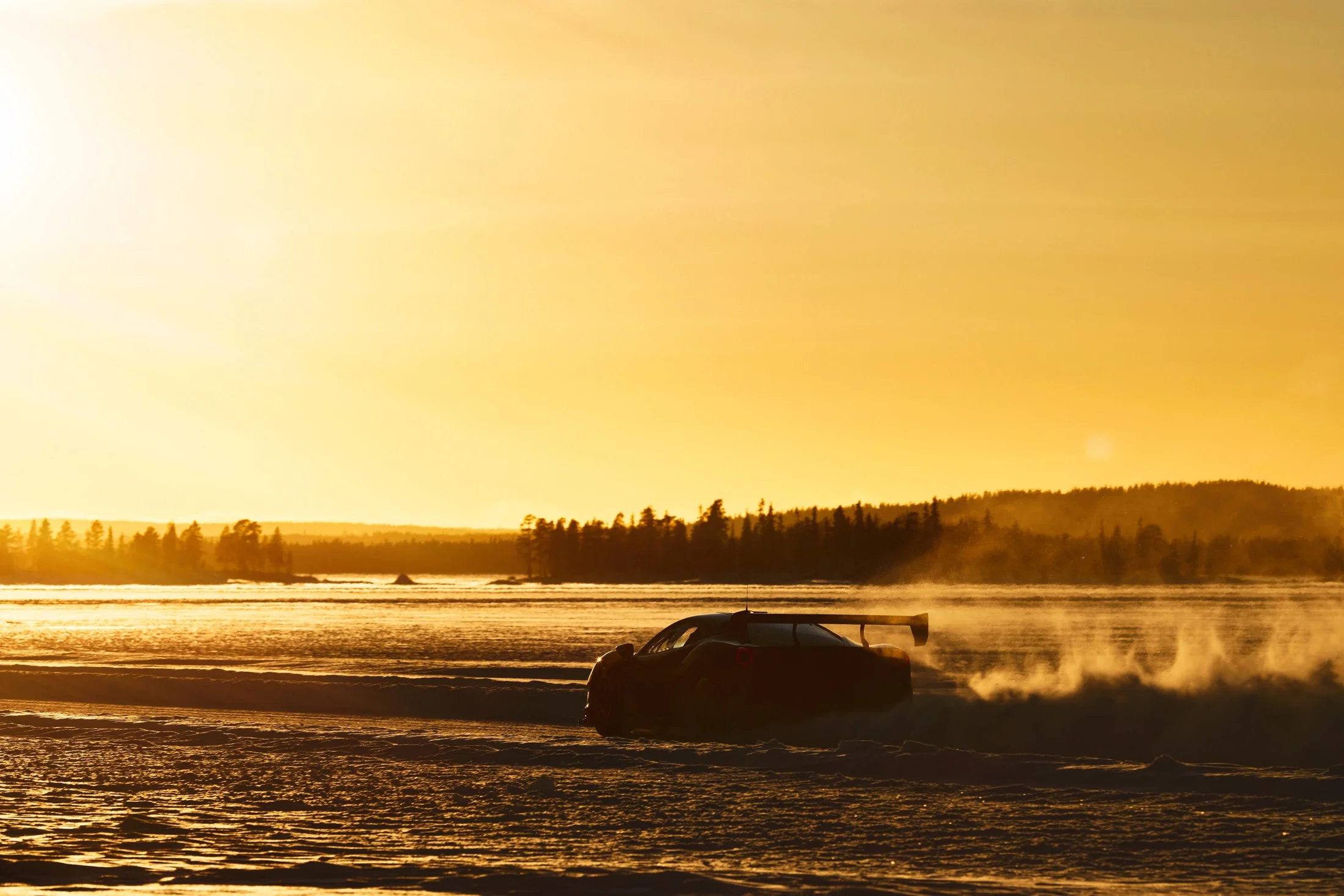 photographe automobile bourg en bresse – Ferrari 488 challenge circuit glace neige Laponie ciel lumière orange