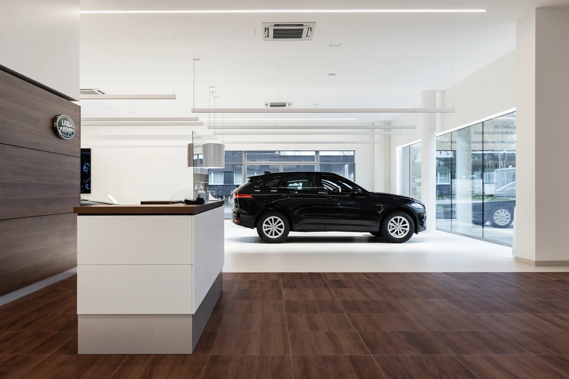 photographe corporate bourg en bresse – Reportage concession Land Rover Macon Nord Automobiles, accueil