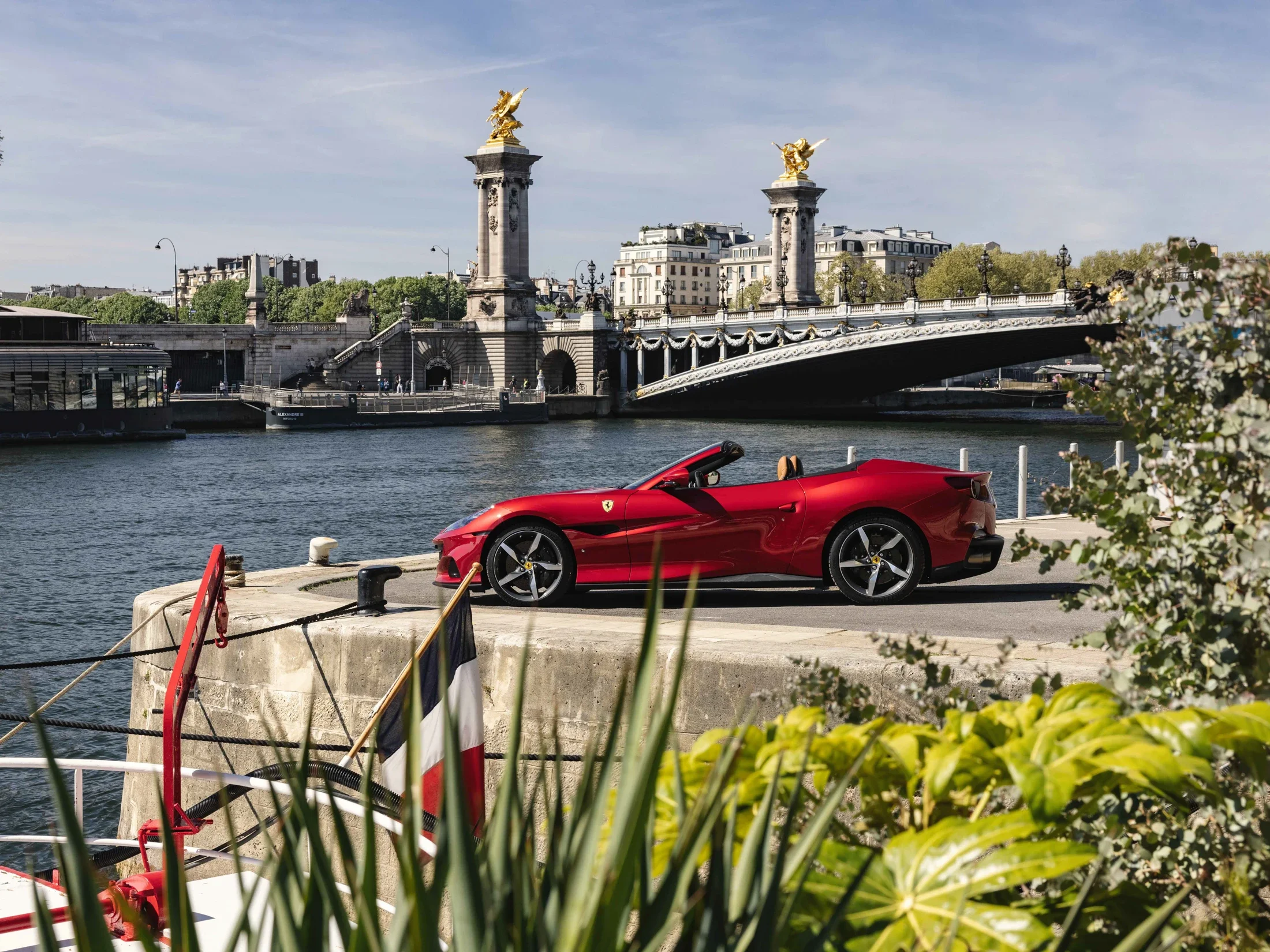 image communication Ferrari Portofino M Paris pont Alexandre III Seine
