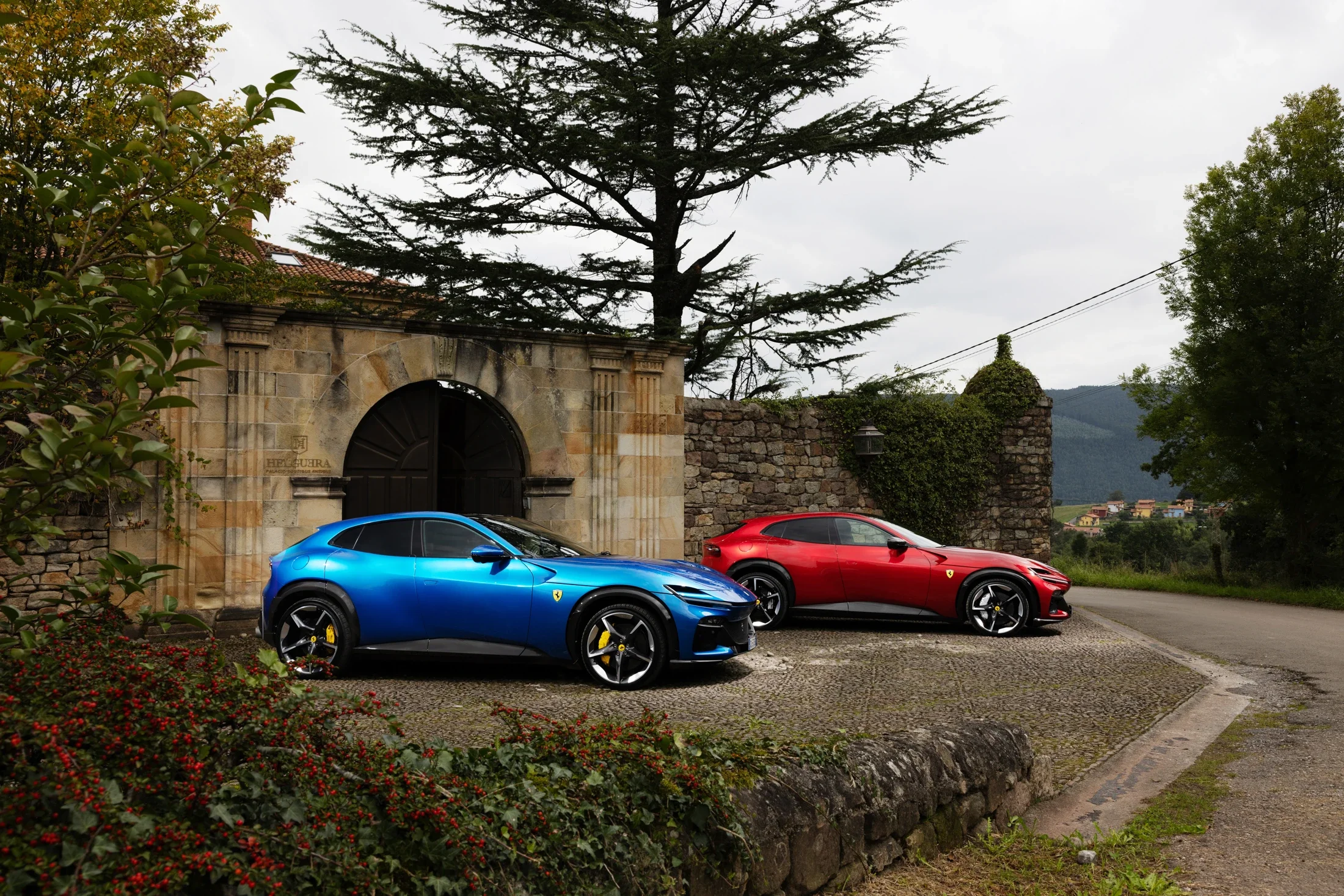 photographe automobile bourg en bresse – Ferrari European road tour Purosangue bleu et rouge hôtel presse Espagne pays basque montagne