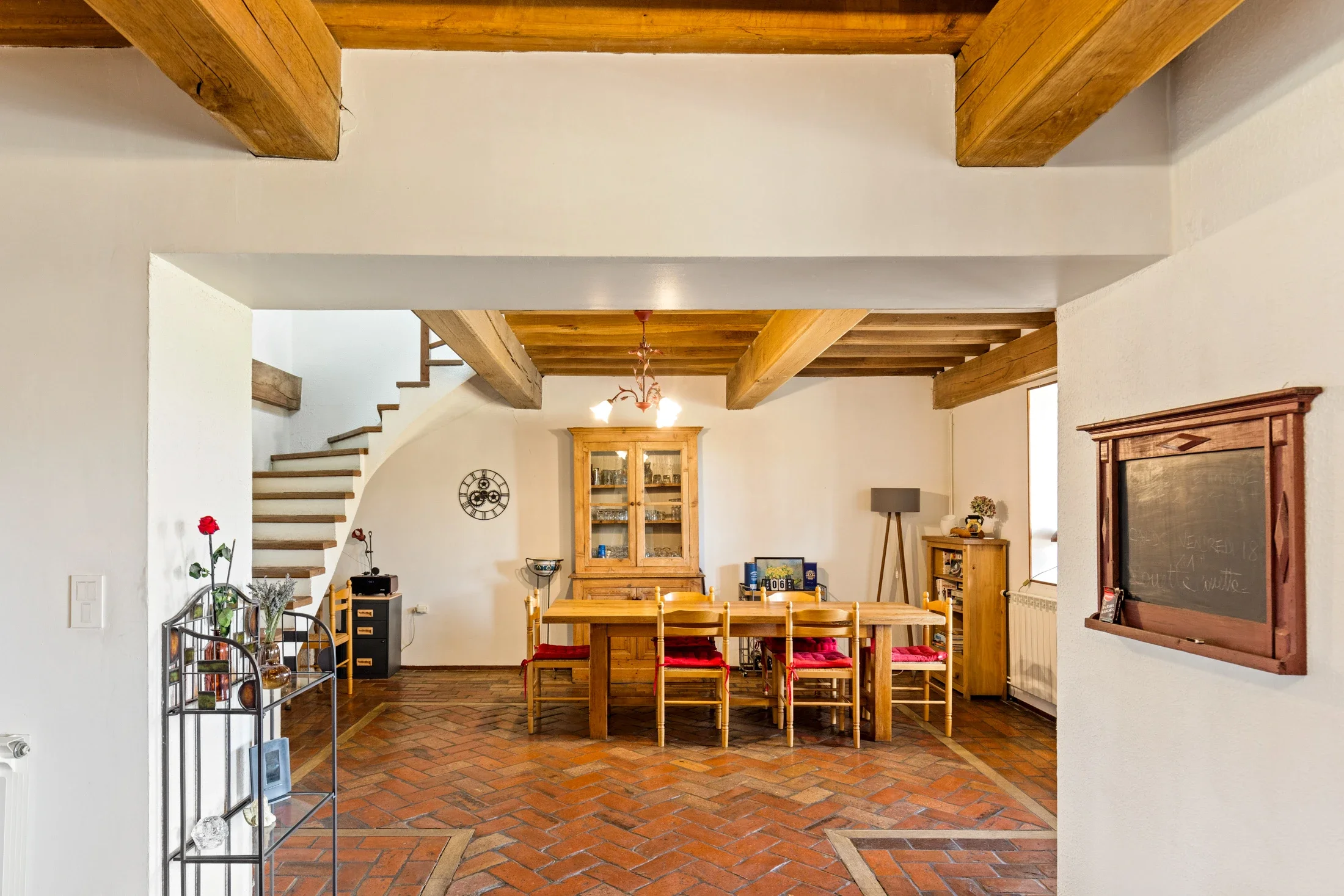 photographe immobilier bourg en bresse – Salle à manger d'une ferme bressane à Saint Etienne du Bois vendue par Acti Immo