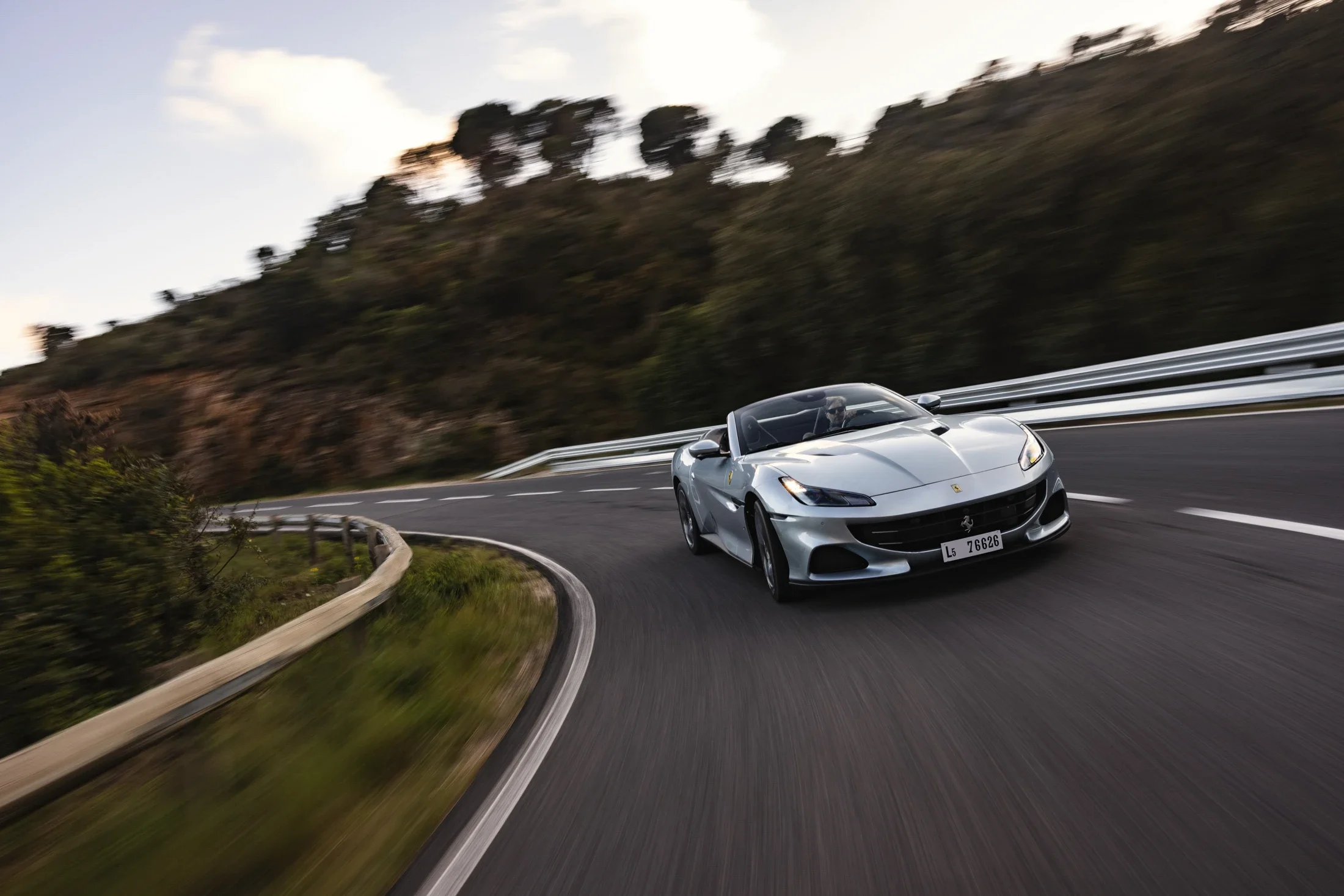 photographe automobile bourg en bresse – image communication Ferrari Portofino M Tossa De Mar Espagne virage dynamique