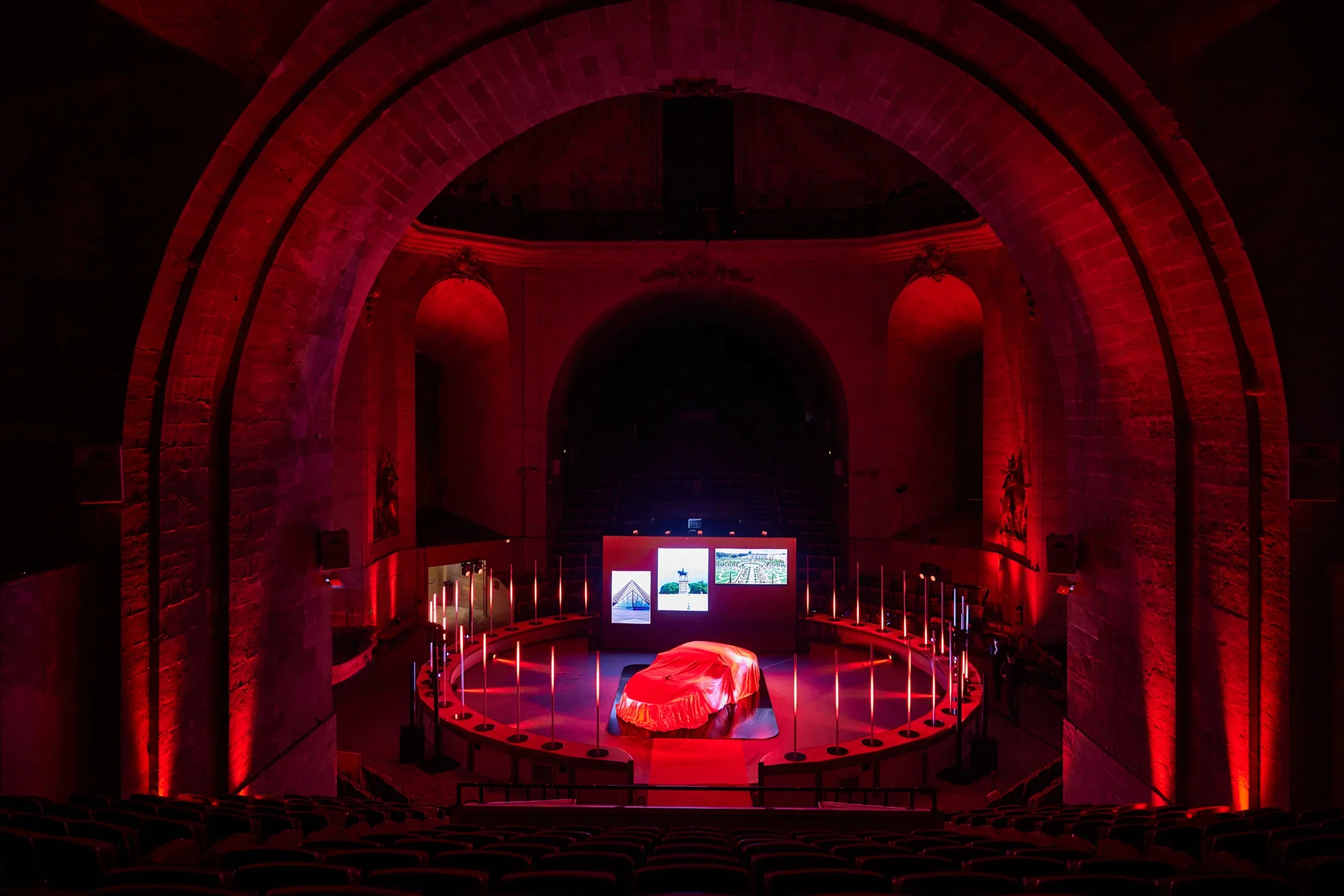 photographe évènementiel bourg en bresse – Reportage évènement lancement Ferrari Roma Spider avec la concession Ferrari Ch.Pozzi de Paris à Chantilly, salle de présentation