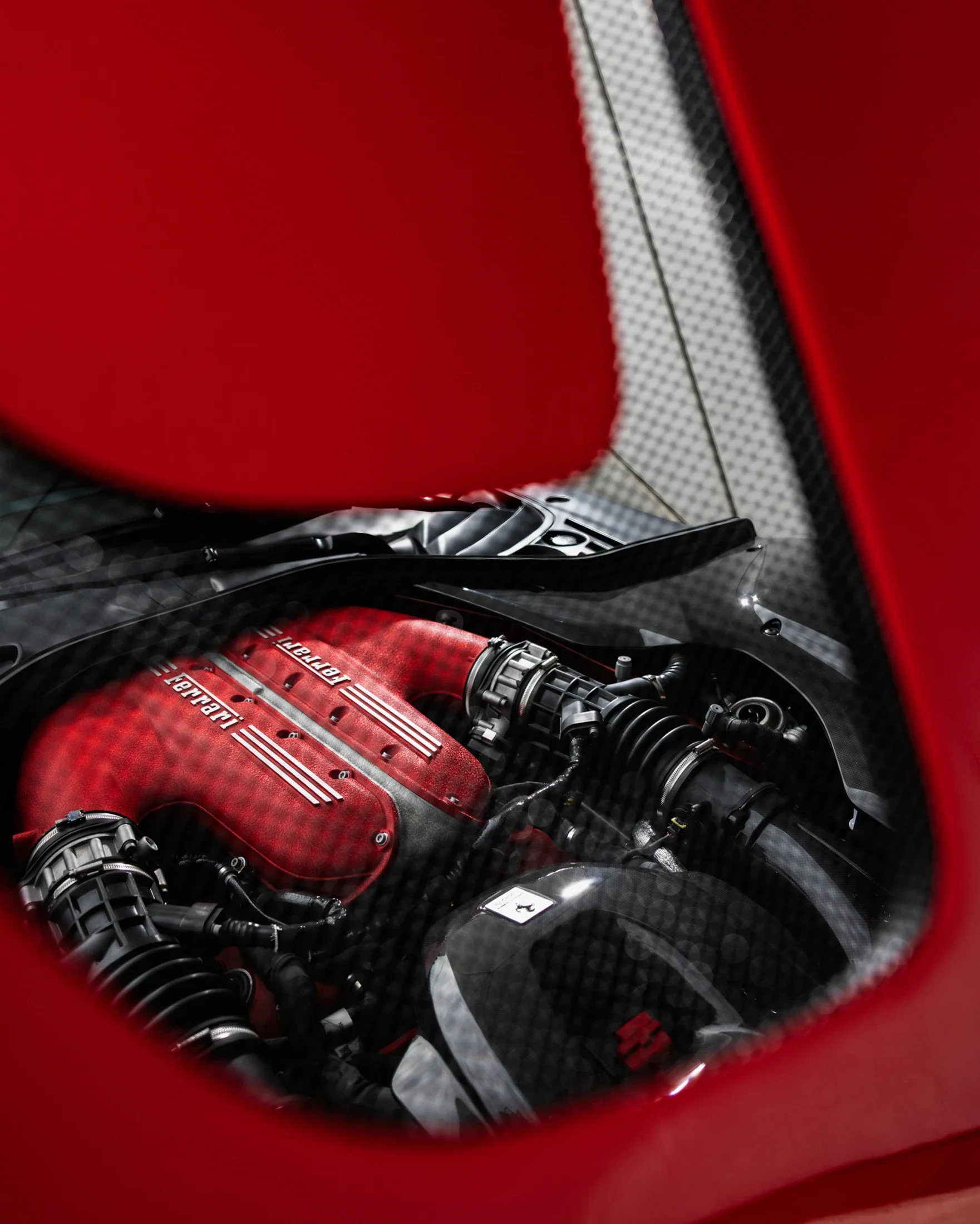 photographe automobile bourg en bresse – ferrari 12 cilindri shooting statique extérieur Cannes bâtiment moderne moteur V12