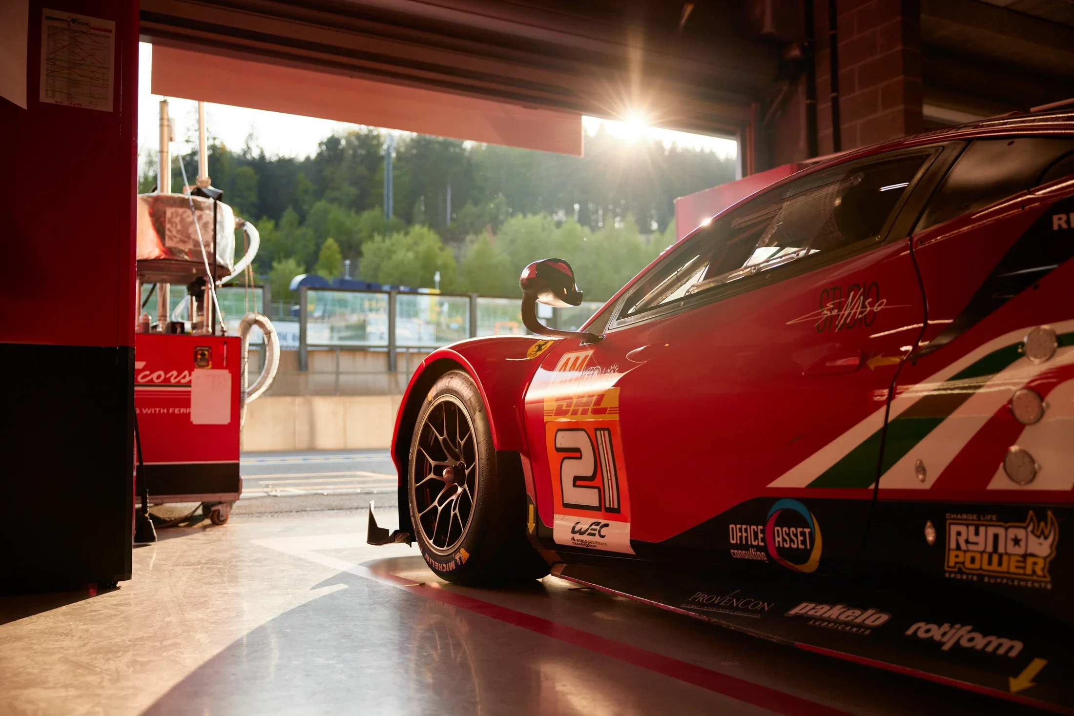 photographe automobile bourg en bresse – Reportage Team Ferrari AF CORSE 21 WEC Spa Francorchamps garage soleil