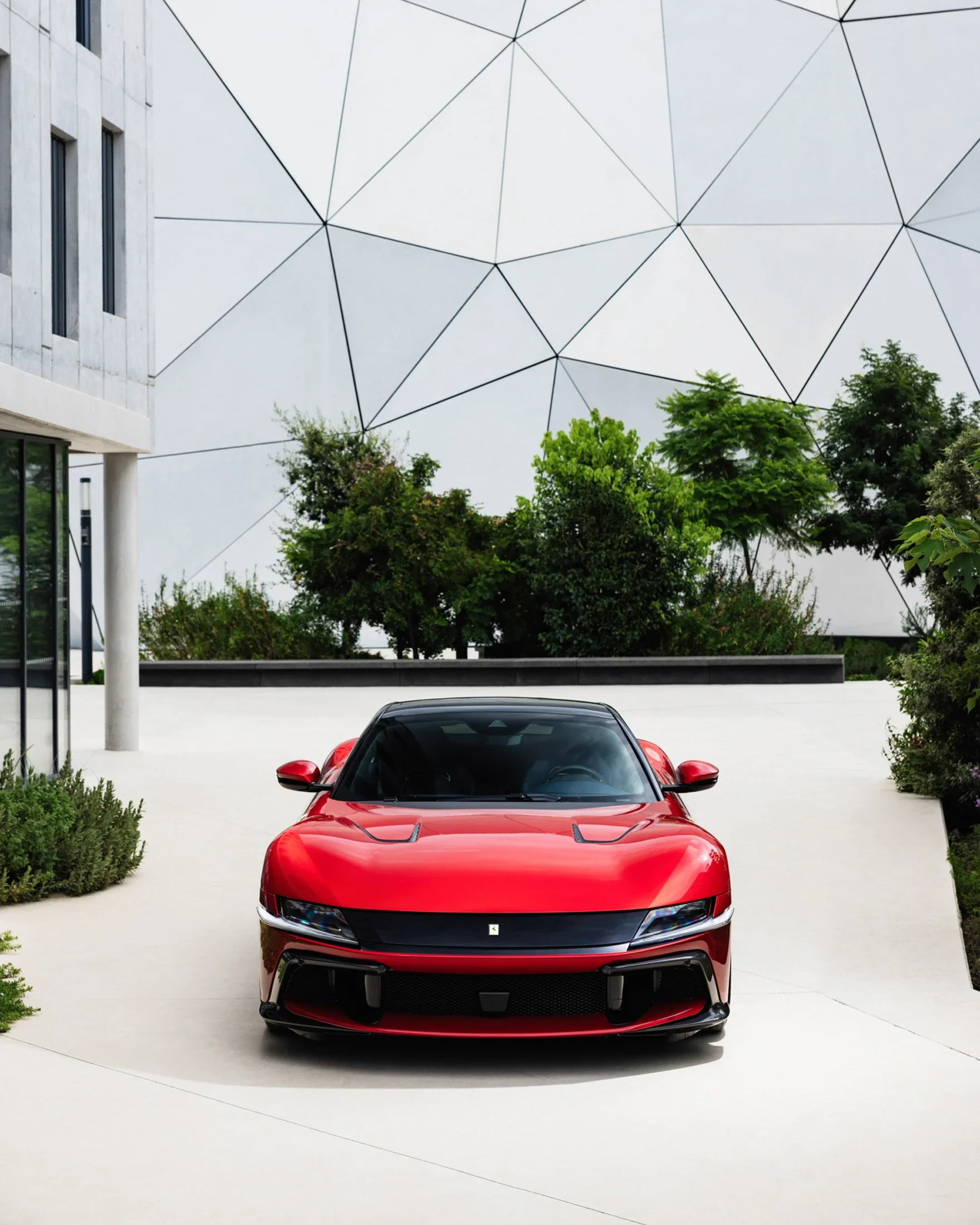 photographe automobile bourg en bresse – ferrari 12 cilindri shooting statique extérieur de face Cannes bâtiment moderne