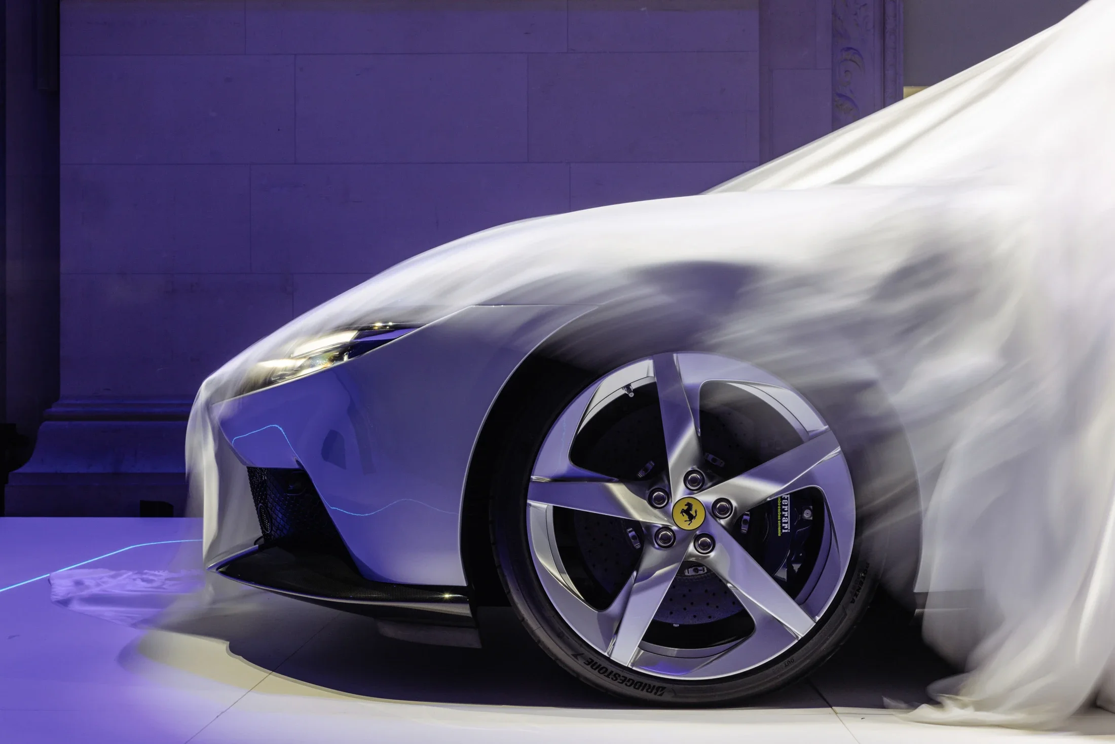 photographe évènementiel bourg en bresse – Reportage évènement lancement Ferrari Amalfi au Louvre à Paris, reveal voiture détail