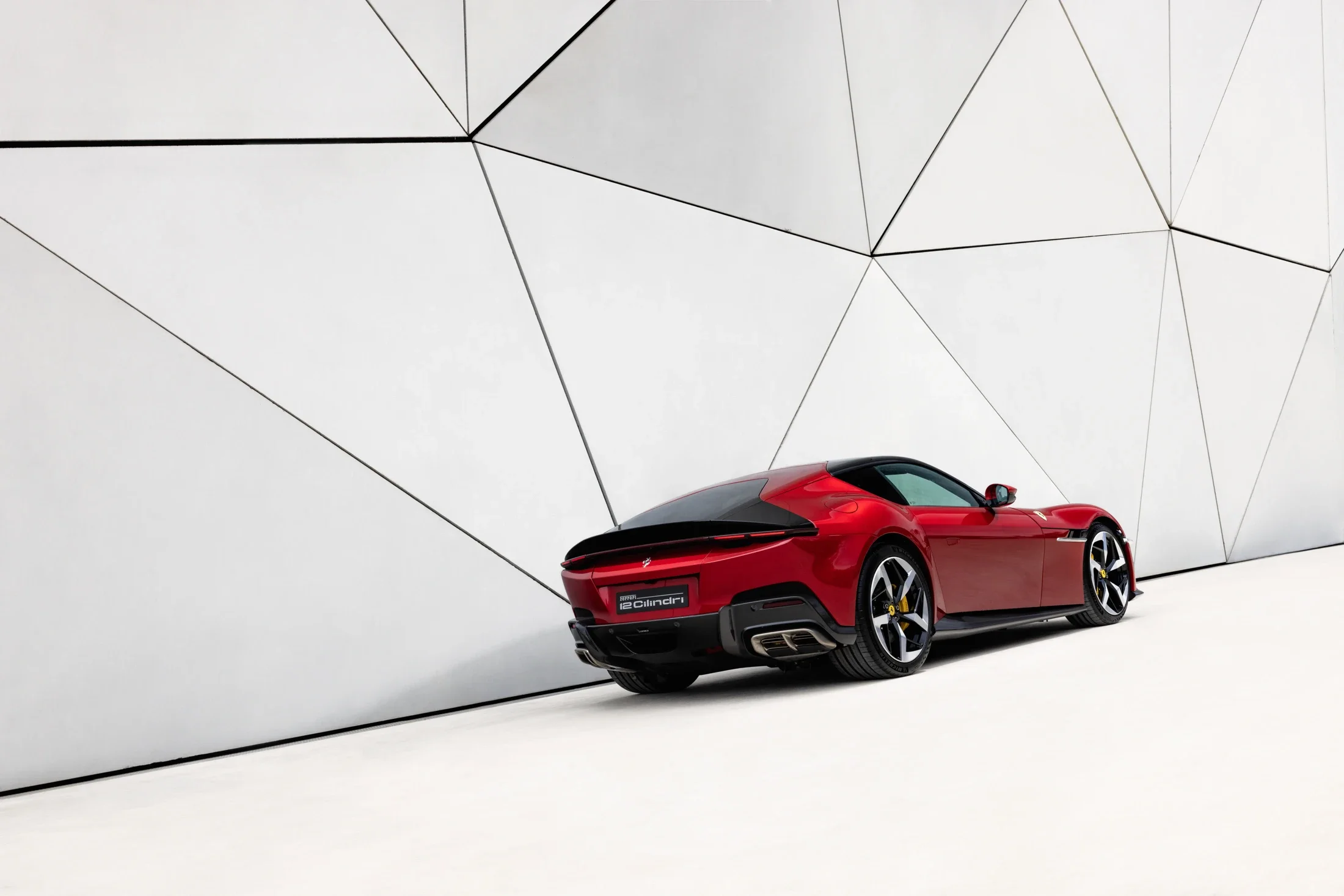 photographe automobile bourg en bresse – ferrari 12 cilindri shooting statique extérieur Cannes bâtiment moderne