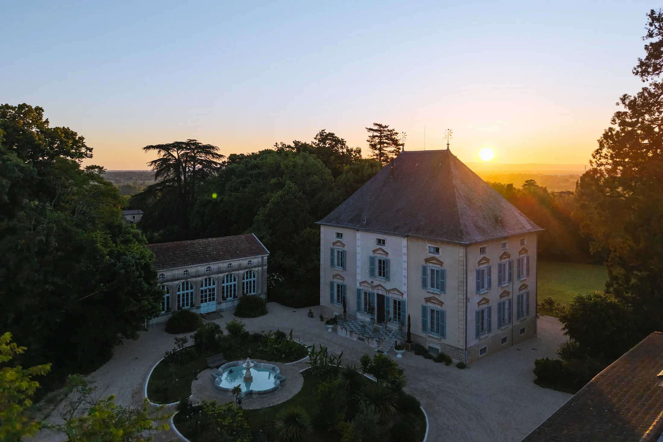 photographe immobilier bourg en bresse – Manoir Séquoia au lever du soleil à Saint Denis les Bourg