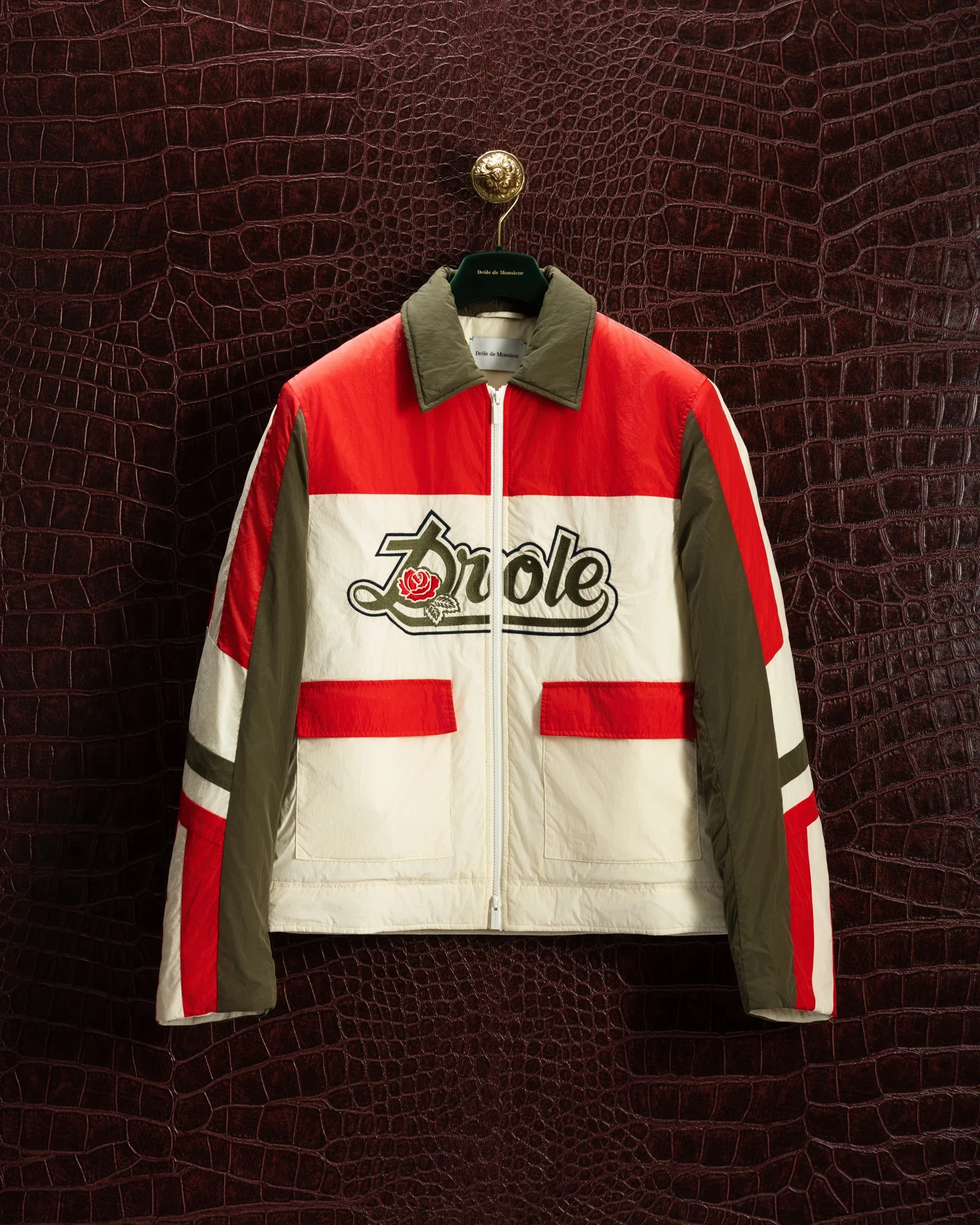 photographe produit bourg en bresse – Veste sur fond tapisserie Drôle de Monsieur fond croco