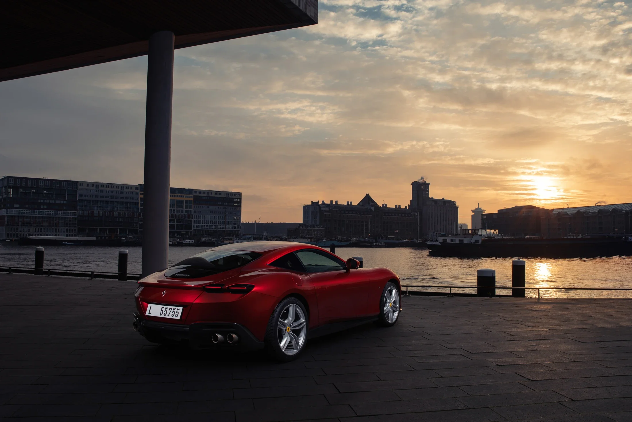 photographe automobile bourg en bresse – image communication Ferrari Roma Amsterdam couché soleil