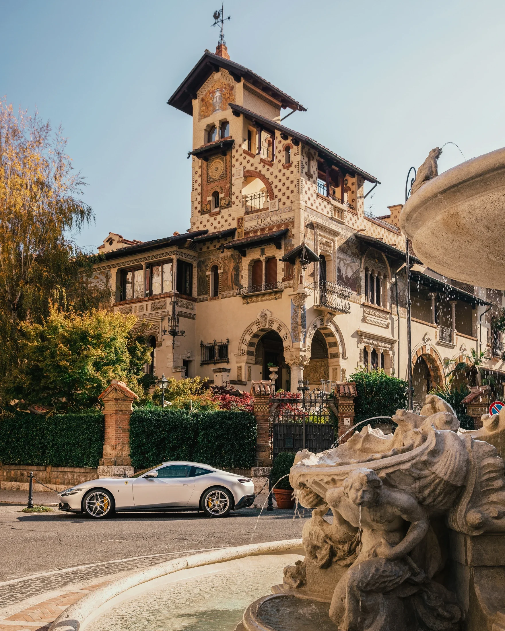 photographe automobile bourg en bresse – image communication Ferrari Roma statique Rome fontaine maison