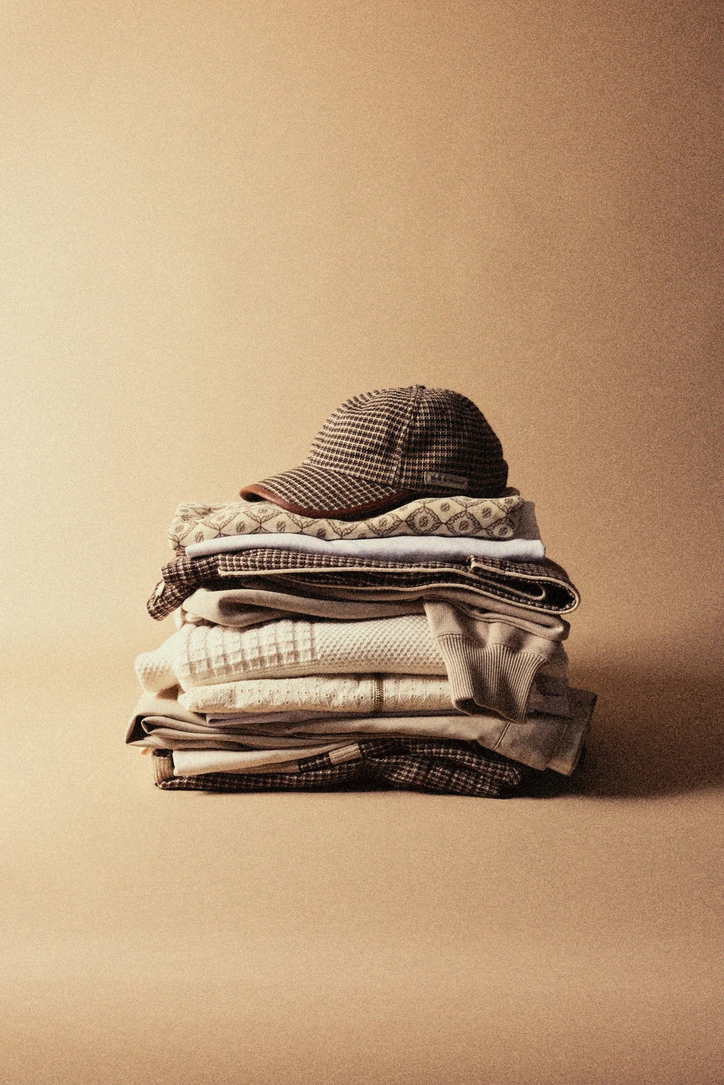 photographe produit bourg en bresse – image e-commerce pile vêtement monochrome Drôle de Monsieur