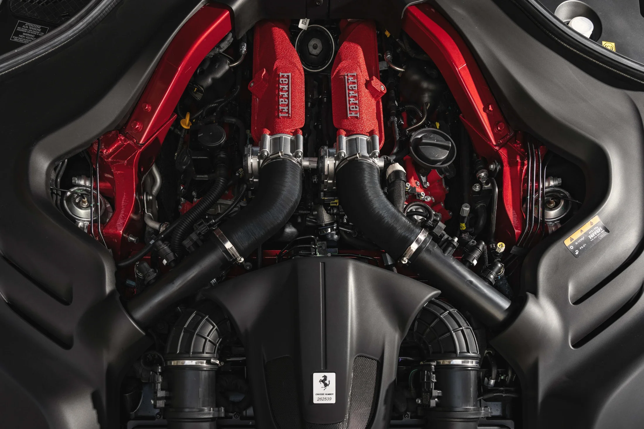 image communication Ferrari Portofino M détail moteur V8