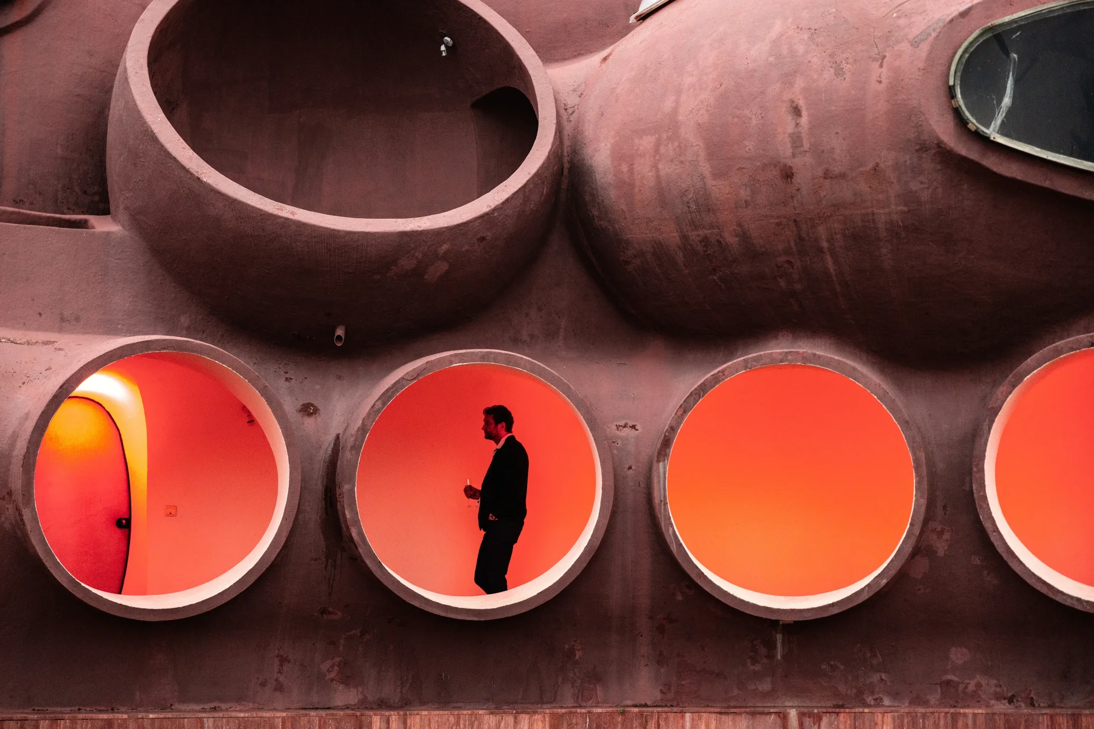 photographe évènementiel bourg en bresse – Reportage évènement lancement Ferrari 12 Cilindri avec la concession Ferrari SF Cannes dans la maison bulles, découverte de la maison