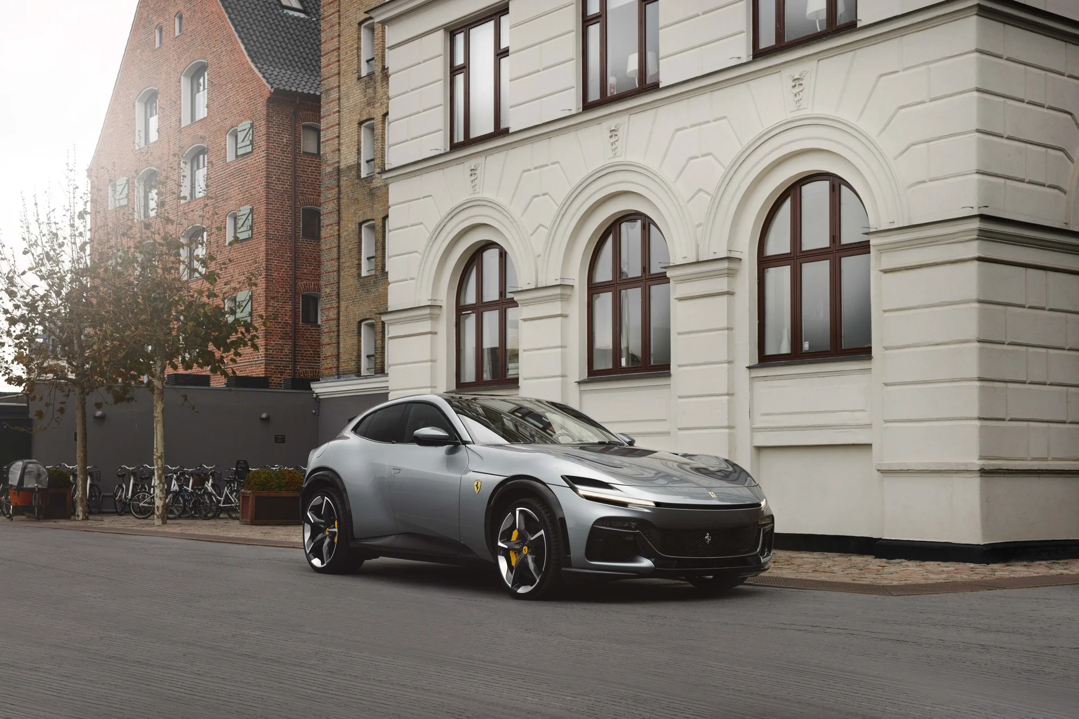 photographe automobile bourg en bresse – Ferrari West Europe réseaux sociaux communication Ferrari Purosangue gris bâtiment Copenhague 