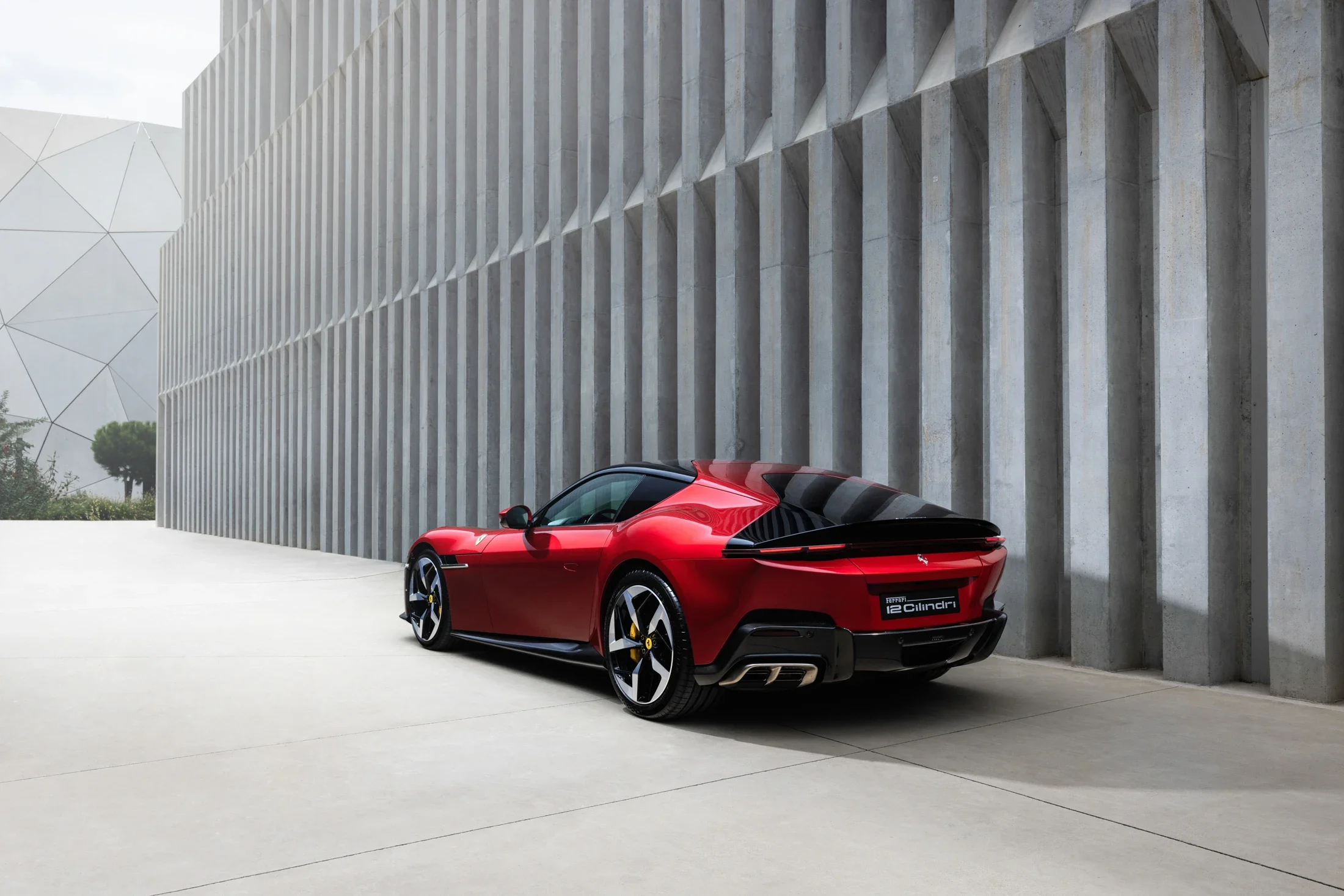 photographe automobile bourg en bresse – ferrari 12 cilindri shooting statique extérieur Cannes éclairage artificiel