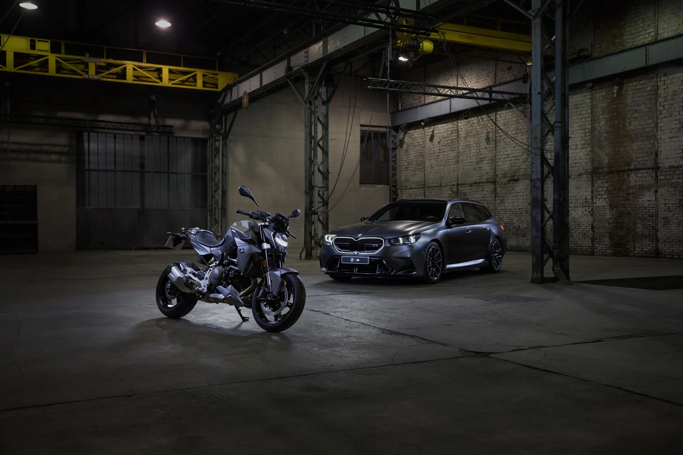 photographe automobile bourg en bresse – BMW Motorrad France moto F900R hangar voiture BMW M5