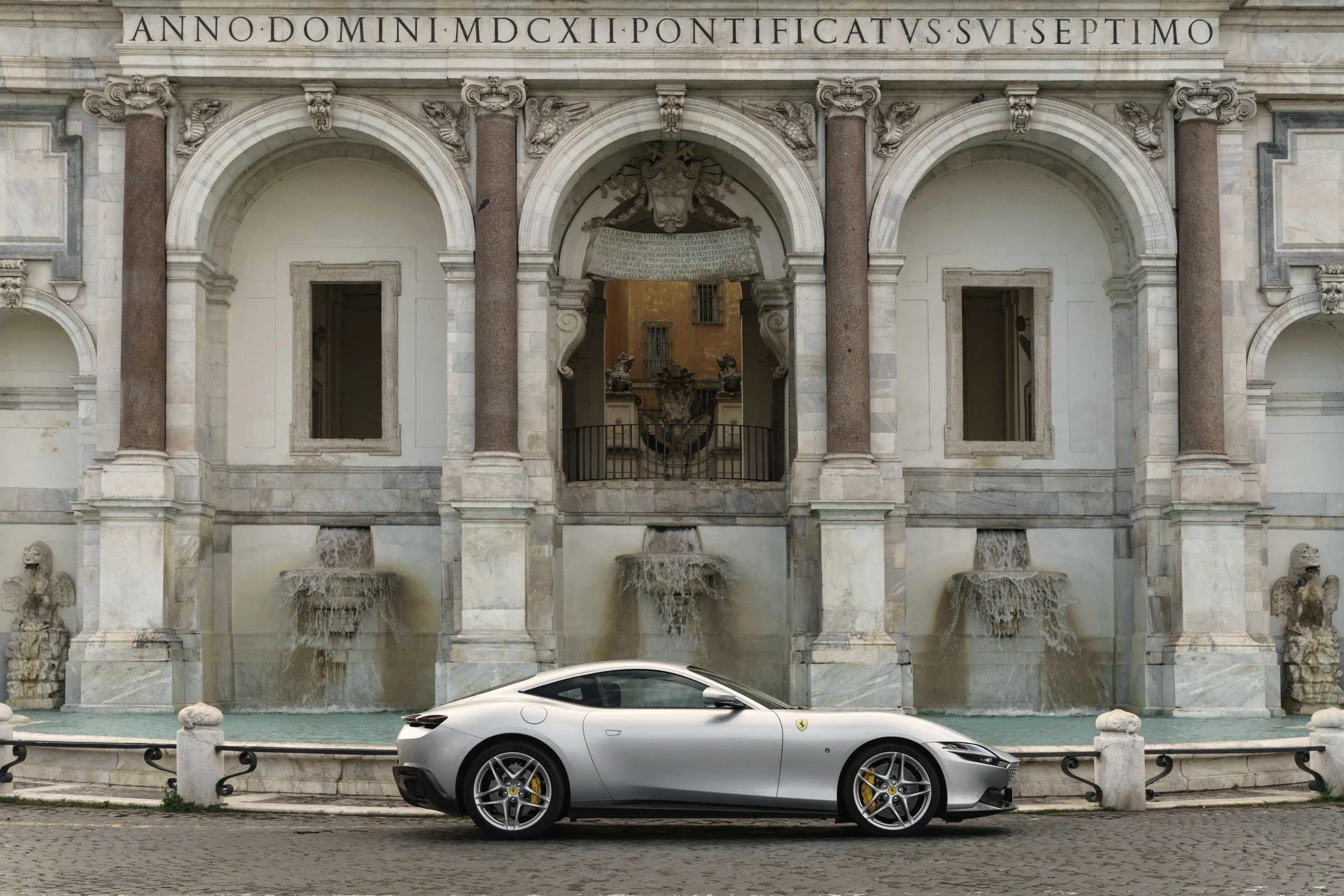 photographe automobile bourg en bresse – image communication Ferrari Roma statique Rome fontaine