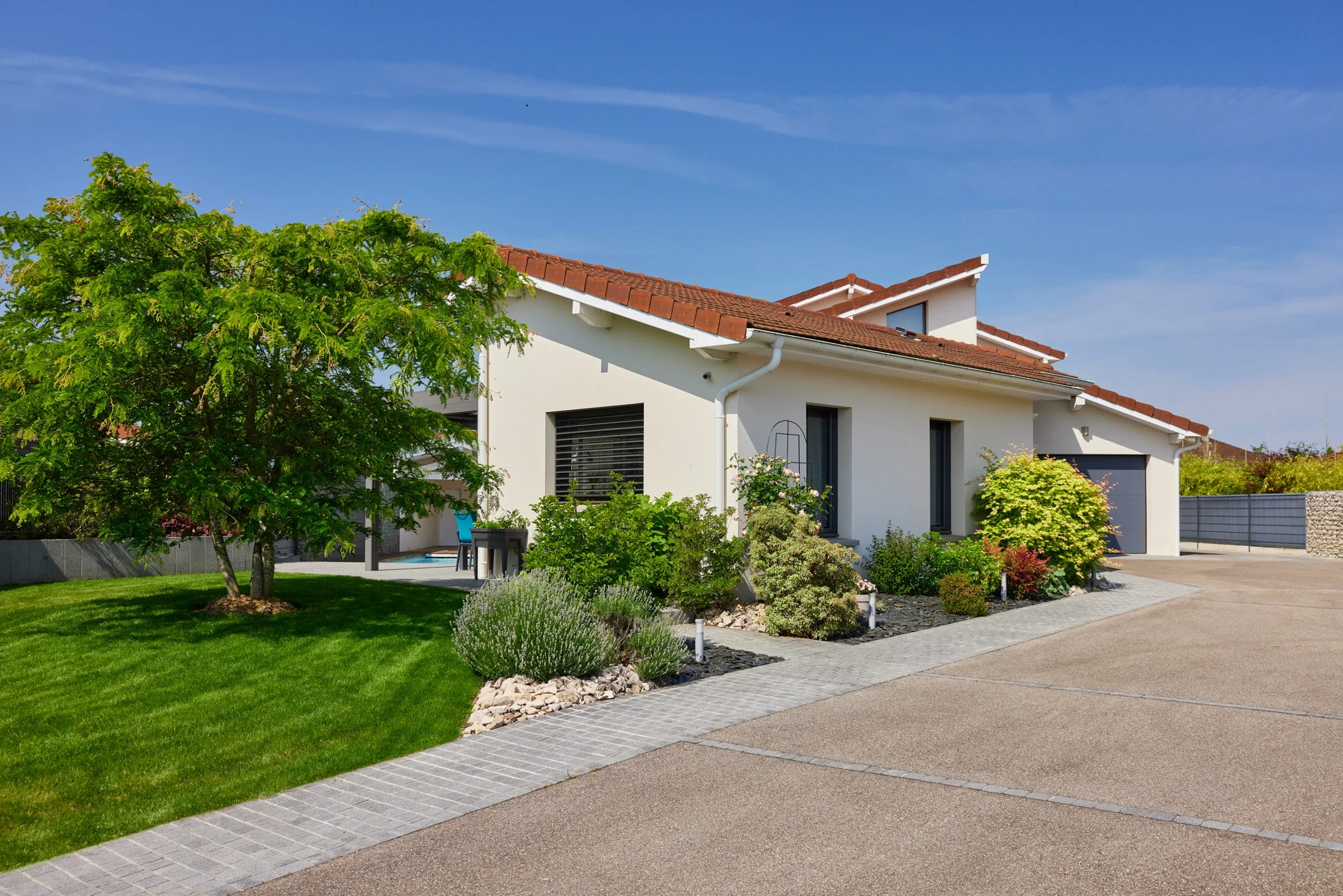 photographe immobilier bourg en bresse – Maison avec cours et architecture paysagère à Viriat