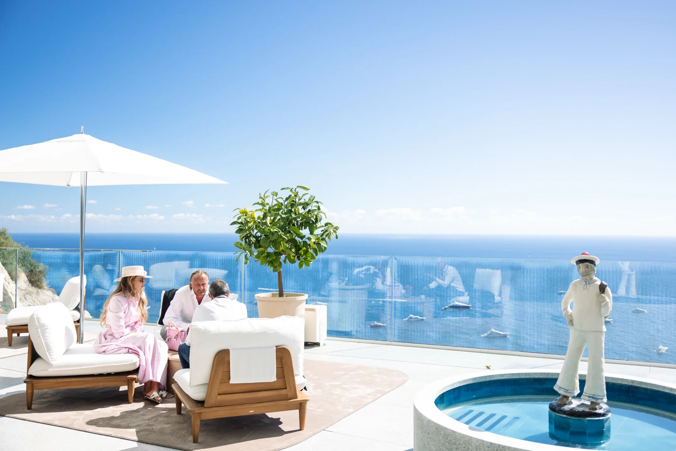 photographe évènementiel bourg en bresse – Reportage évènement Ferrari à Monaco, terrasse de l'hôtel avec vue mer