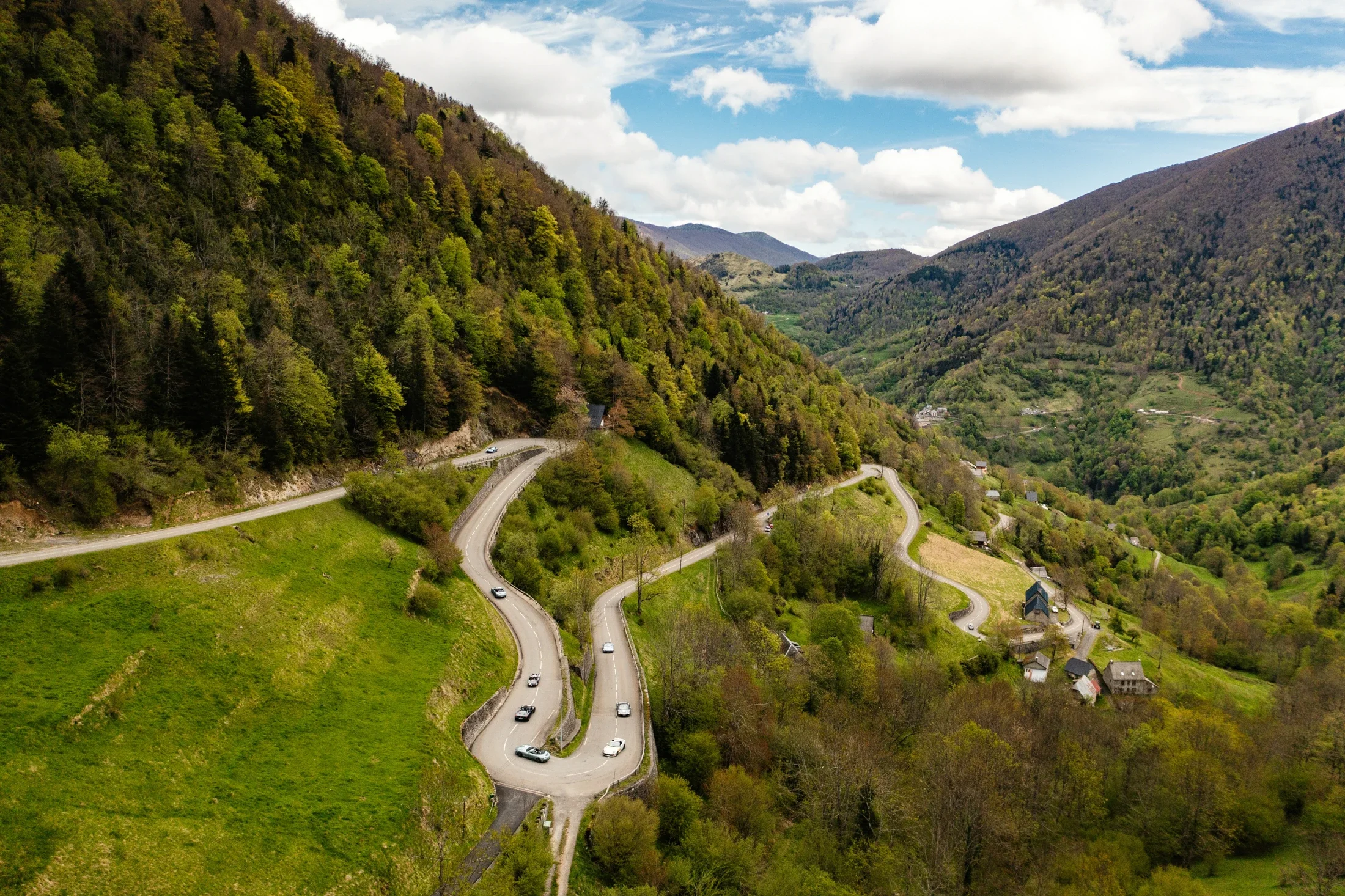 photographe automobile bourg en bresse – Tour Auto Ferrari West Europe montagne Pyrénées virage