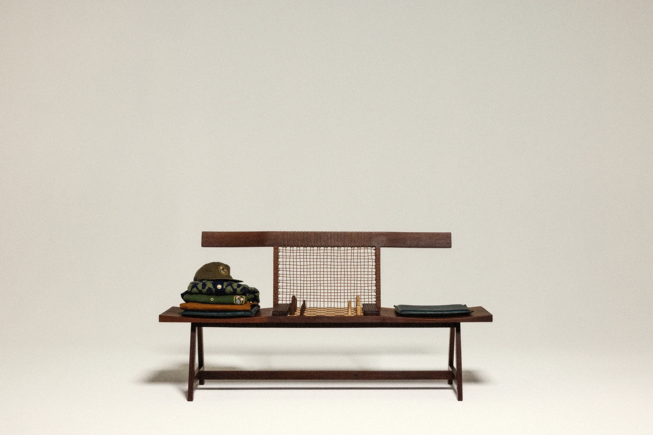 photographe produit bourg en bresse – packshot face banc échiquier Drôle de Monsieur 