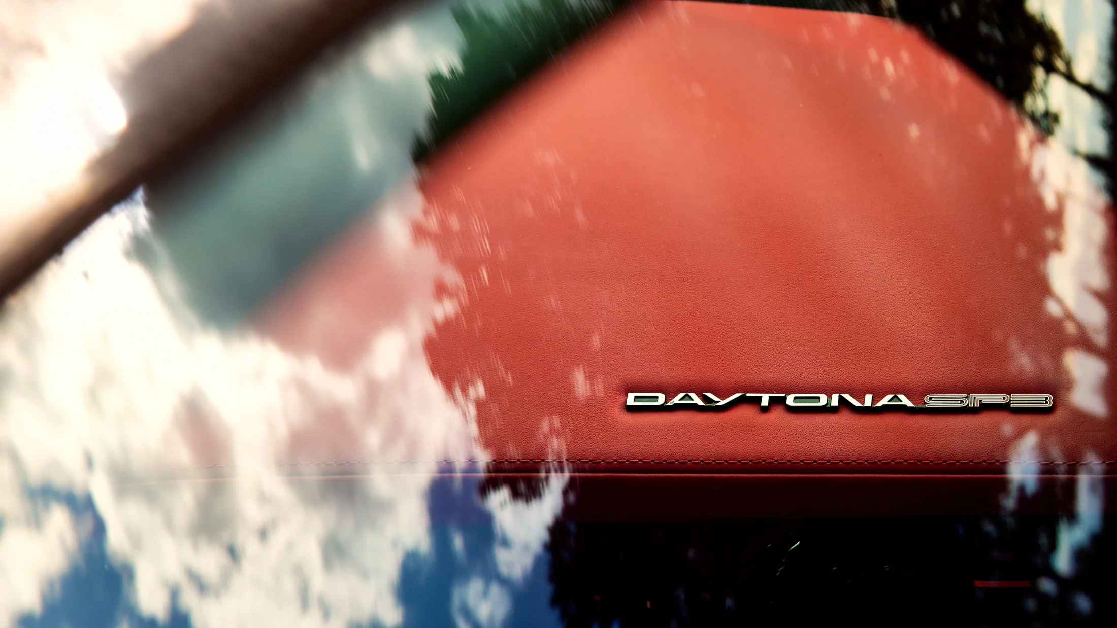 photographe automobile bourg en bresse – Essaie Presse world Ferrari Daytona SP3 circuit Bugatti Le Mans détail logo tableau de bord