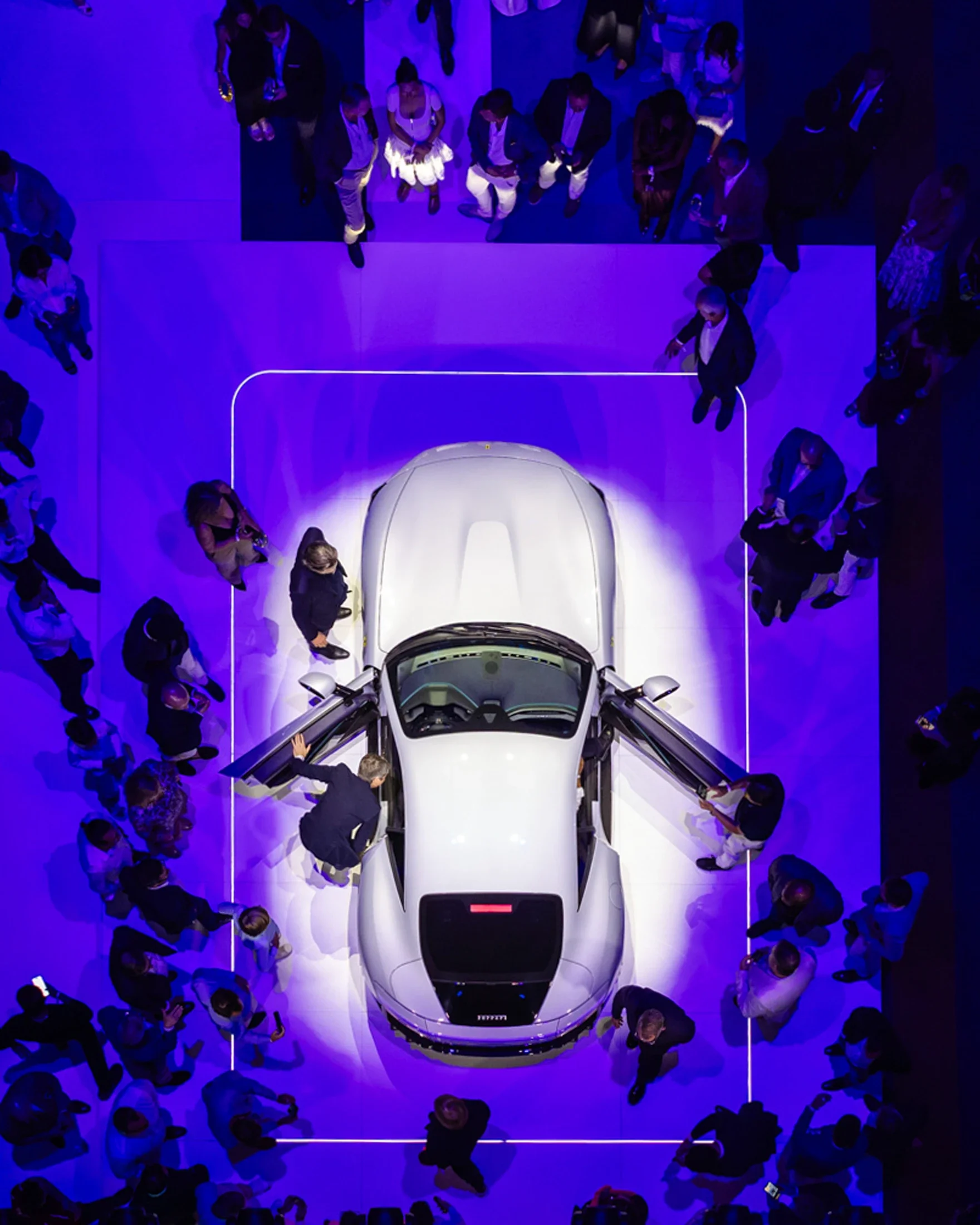 photographe évènementiel bourg en bresse – Reportage évènement lancement Ferrari Amalfi au Louvre à Paris, découverte de la voiture par les clients