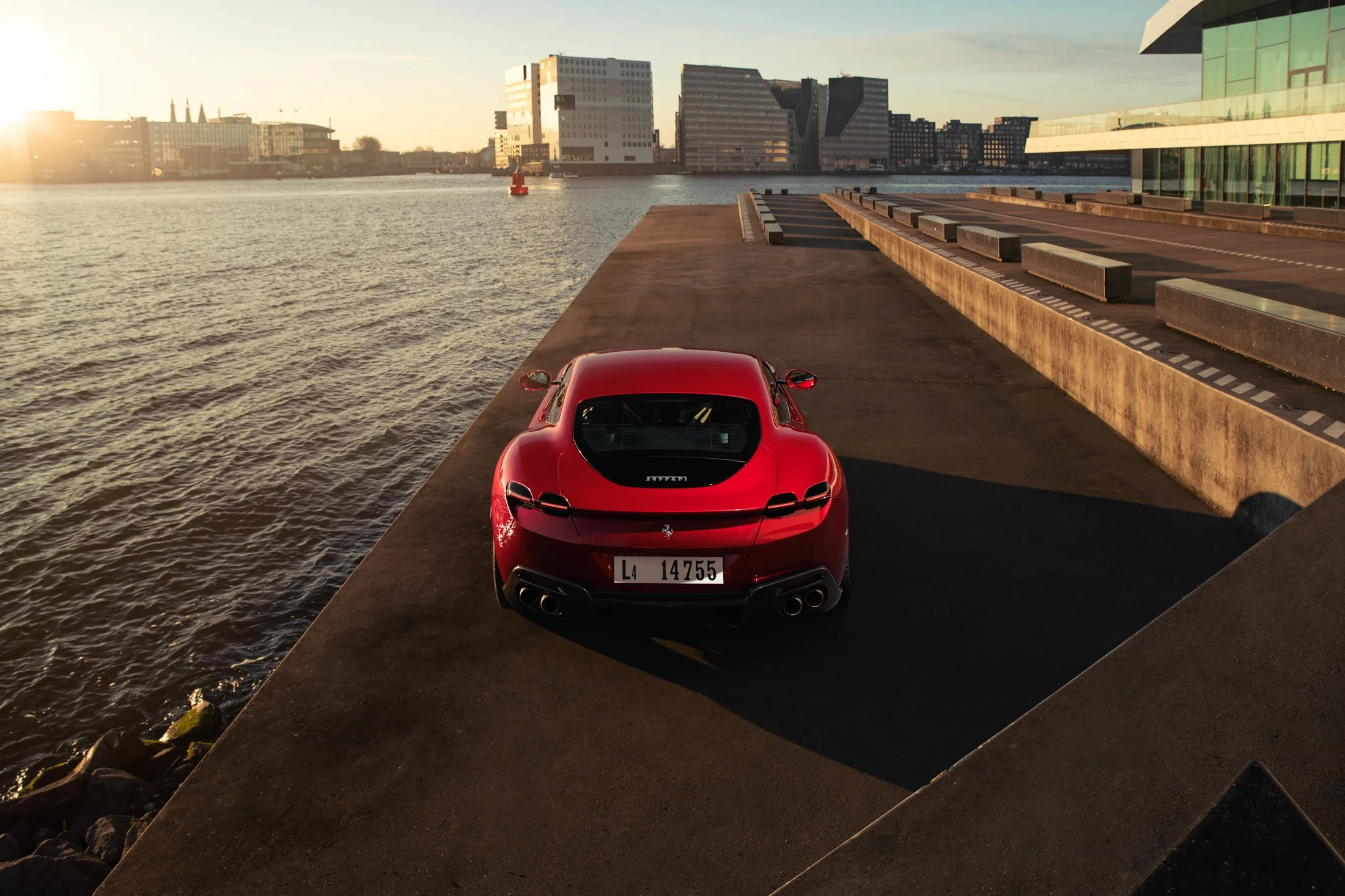 photographe automobile bourg en bresse – image communication Ferrari Roma Eye Museum Amsterdam mer soleil