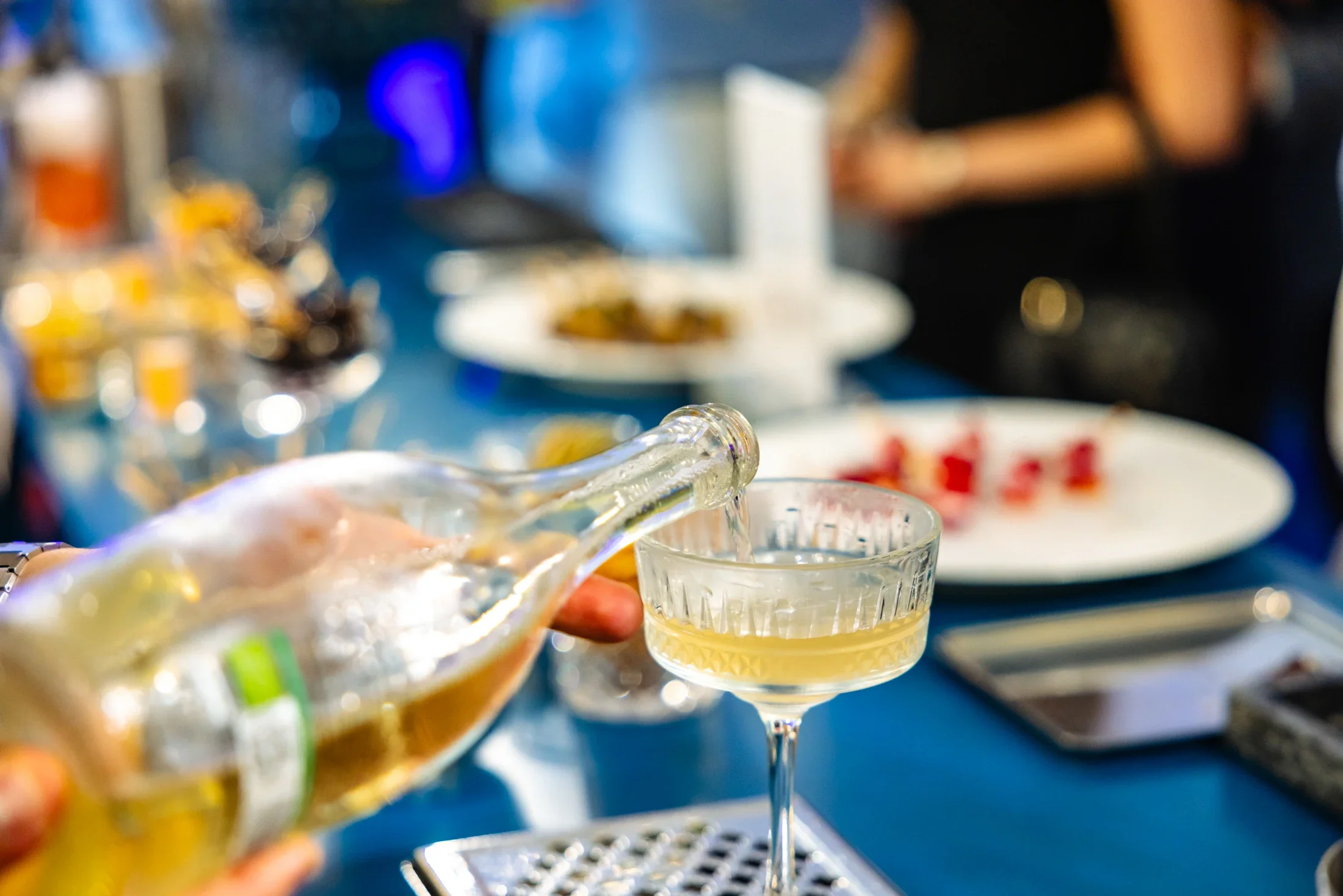 photographe évènementiel bourg en bresse – Reportage évènement lancement Ferrari Amalfi au Louvre à Paris, préparation cocktail