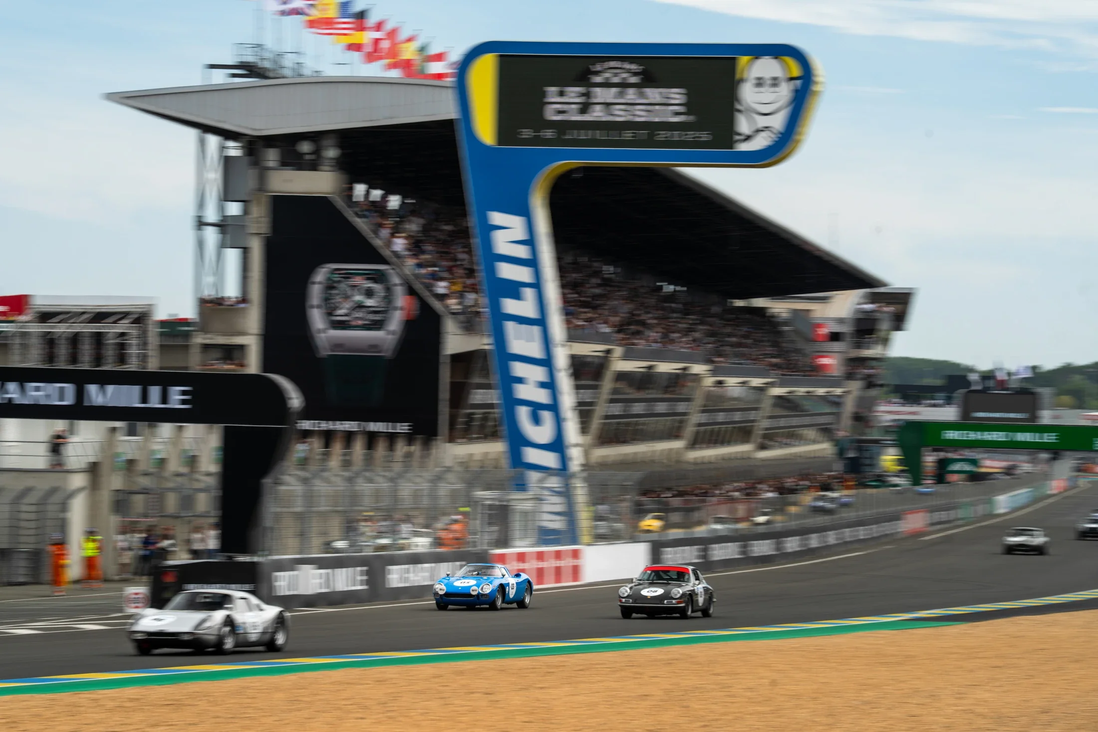 photographe automobile bourg en bresse – 24H du Mans classic 2025 départ Ferrari 250 LM Bleu