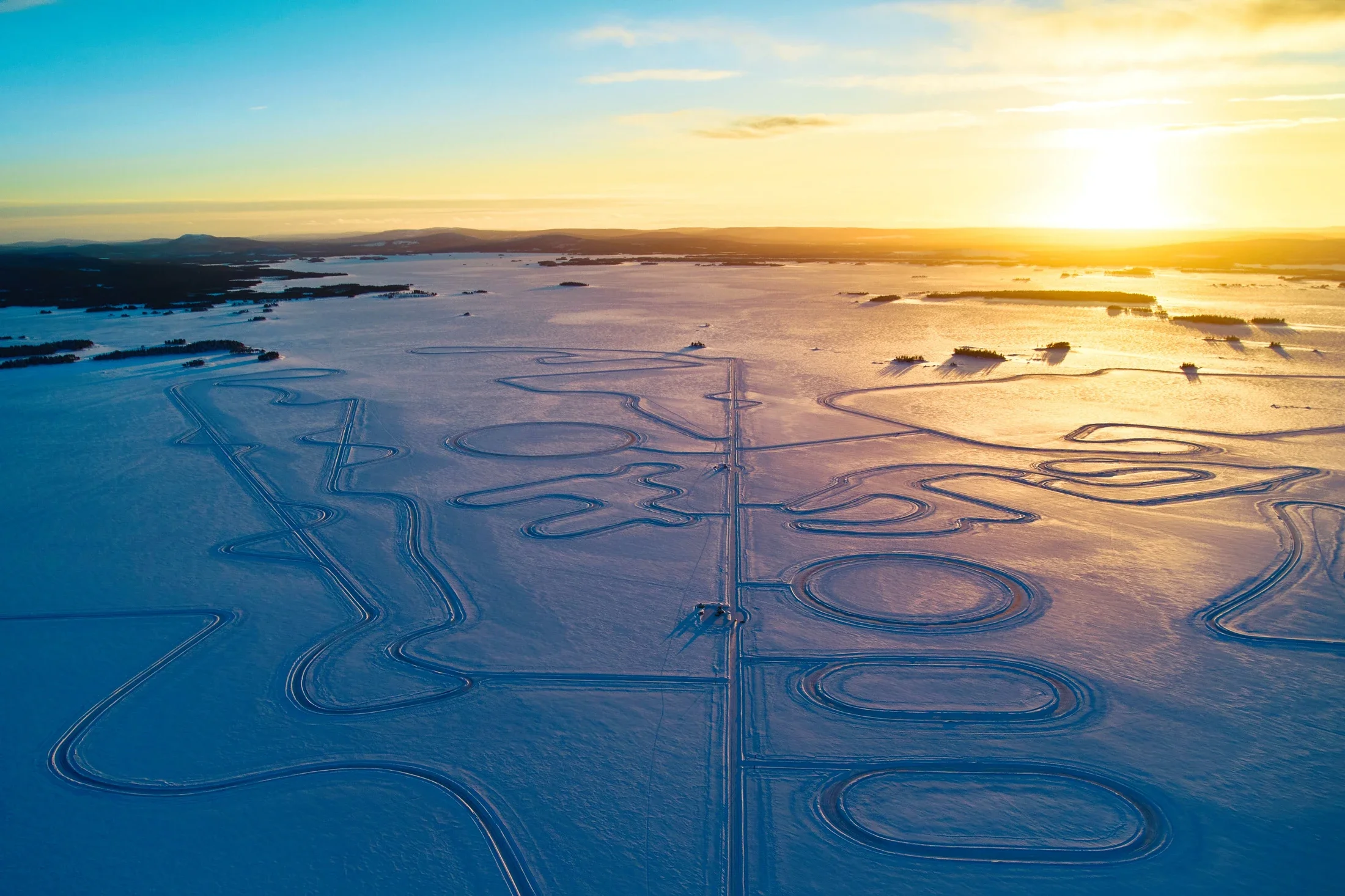 photographe évènementiel bourg en bresse – Reportage évènement Ferrari Club Challenge on Ice en Laponie sur les circuits de glace de Lapland Ice Driving, prise de vue aérienne par drone des lacs