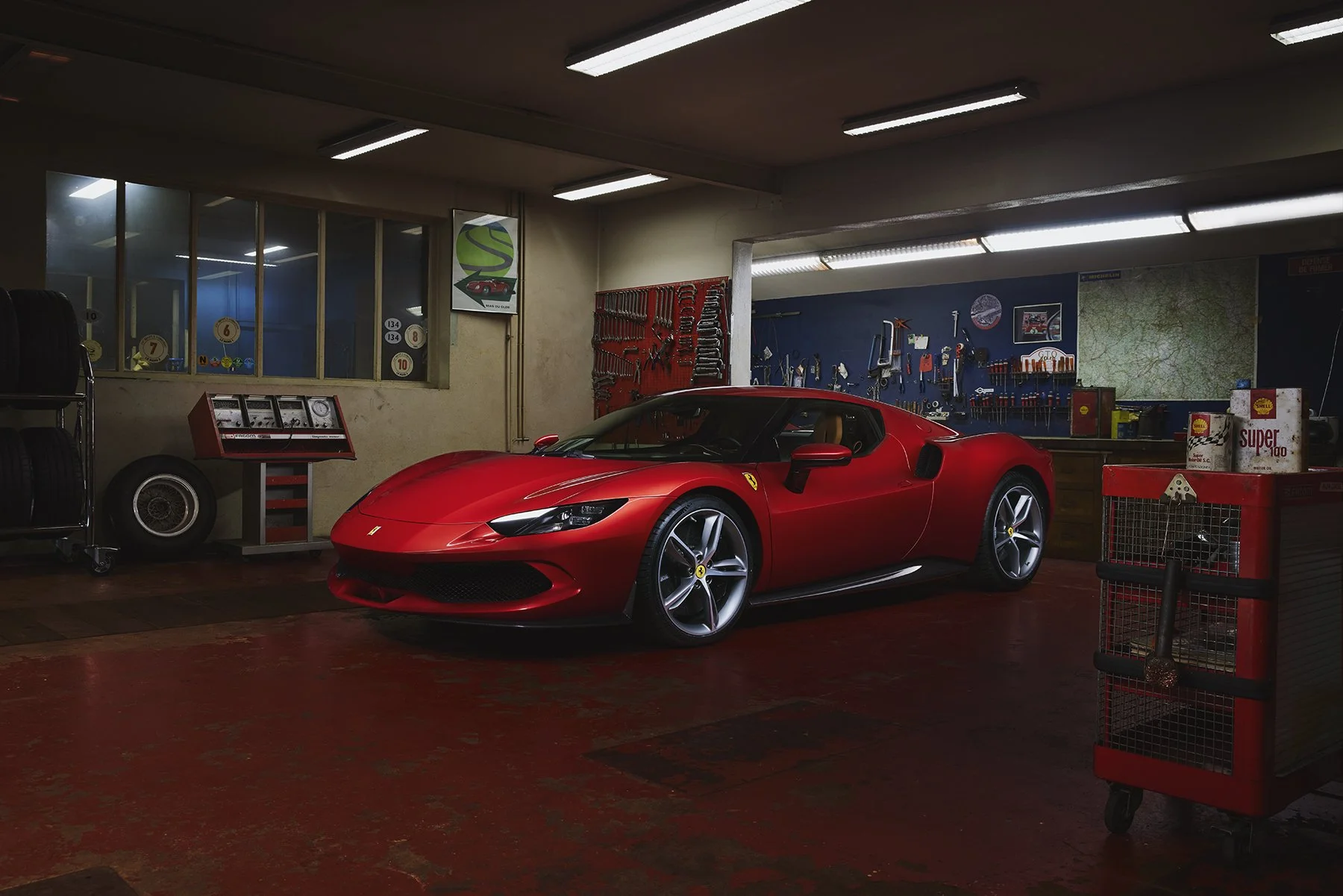 Voiture Ferrari rouge dans un garage.