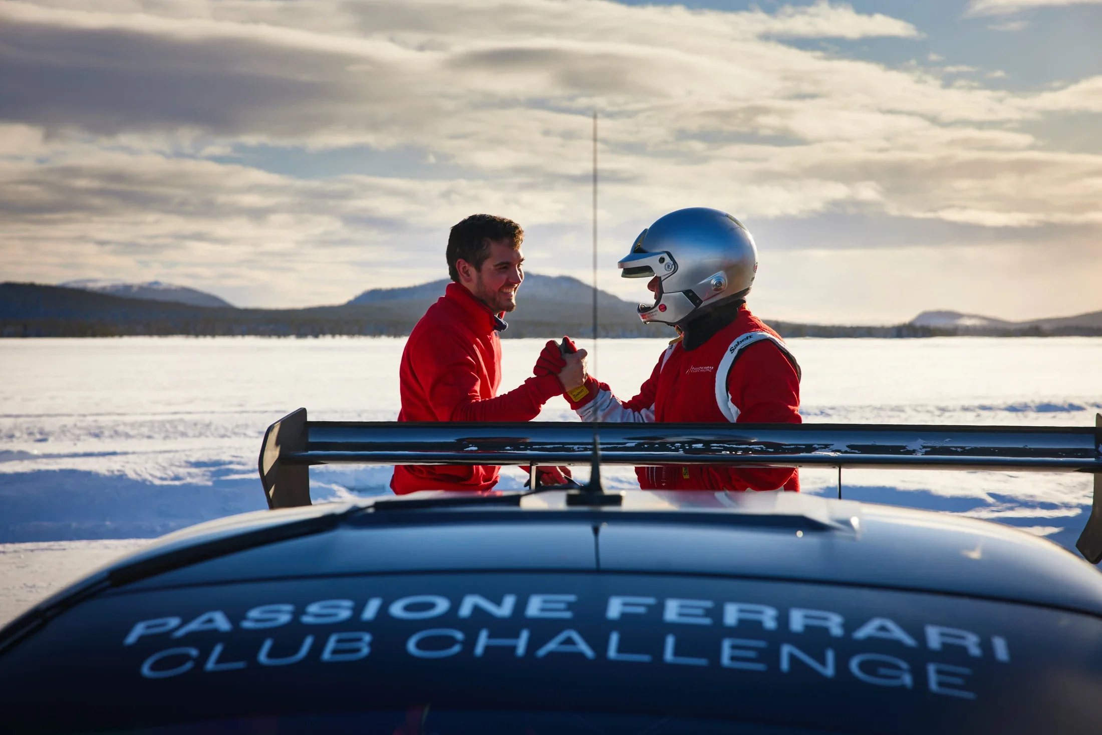 photographe évènementiel bourg en bresse – Reportage évènement Ferrari Club Challenge on Ice en Laponie sur les circuits de glace de Lapland Ice Driving, remerciement instructeurs et clients