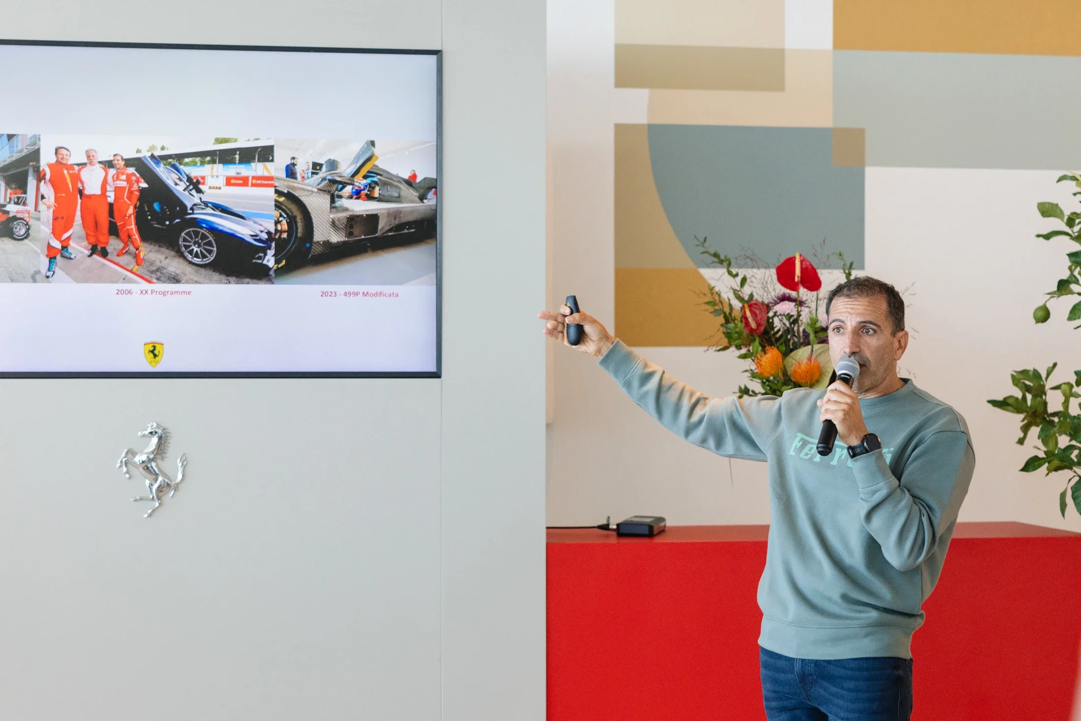photographe évènementiel bourg en bresse – Reportage évènement Ferrari à Monaco briefing par le pilote Marc Gené