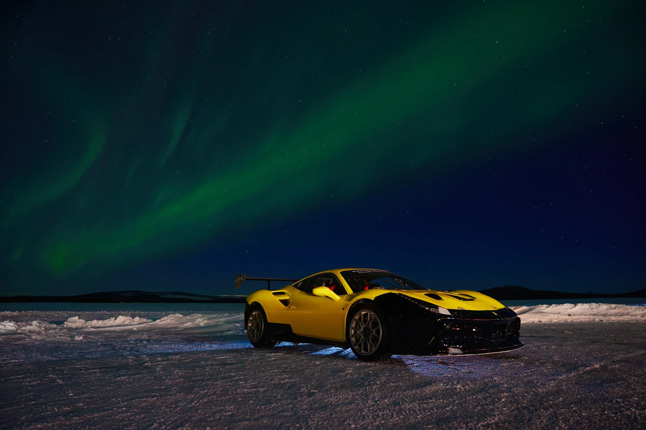 photographe évènementiel bourg en bresse – Reportage évènement Ferrari Club Challenge on Ice en Laponie sur les circuits de glace de Lapland Ice Driving, Ferrari 488 challenge sous une aurore boréale