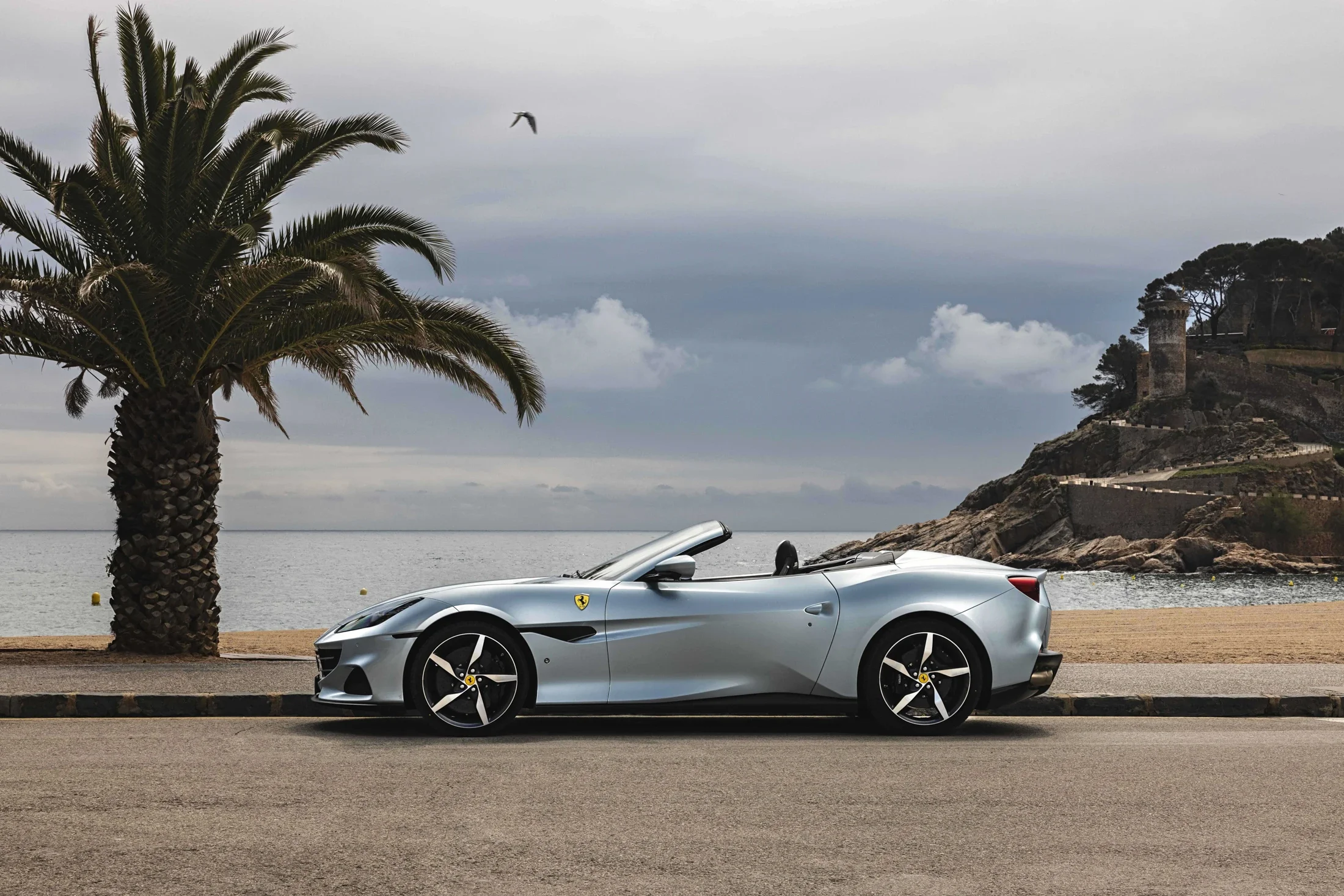 photographe automobile bourg en bresse – image communication Ferrari Portofino M Tossa De Mar Espagne mer palmier sable