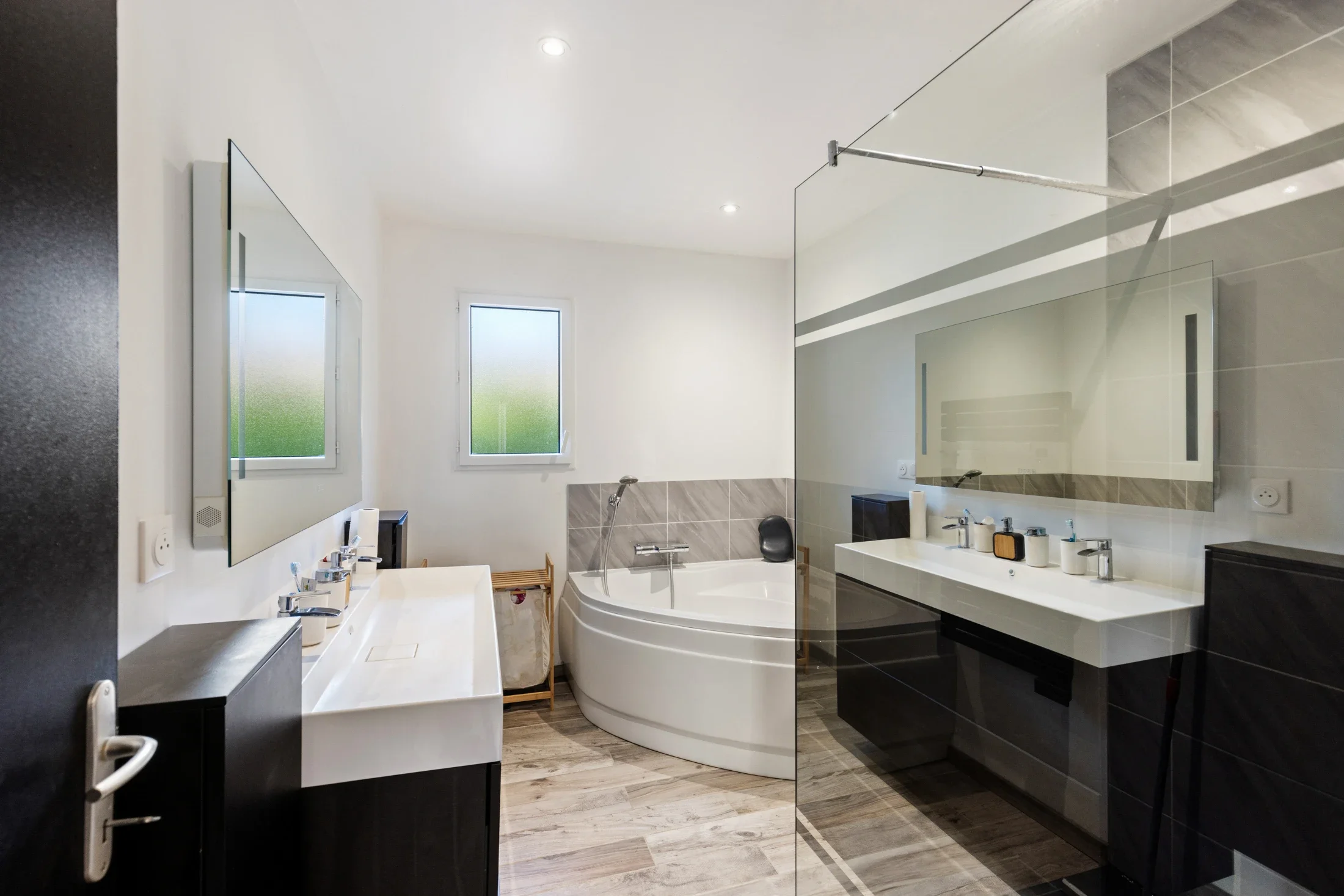 photographe immobilier bourg en bresse – Salle de bain d'une maison dans le revermont