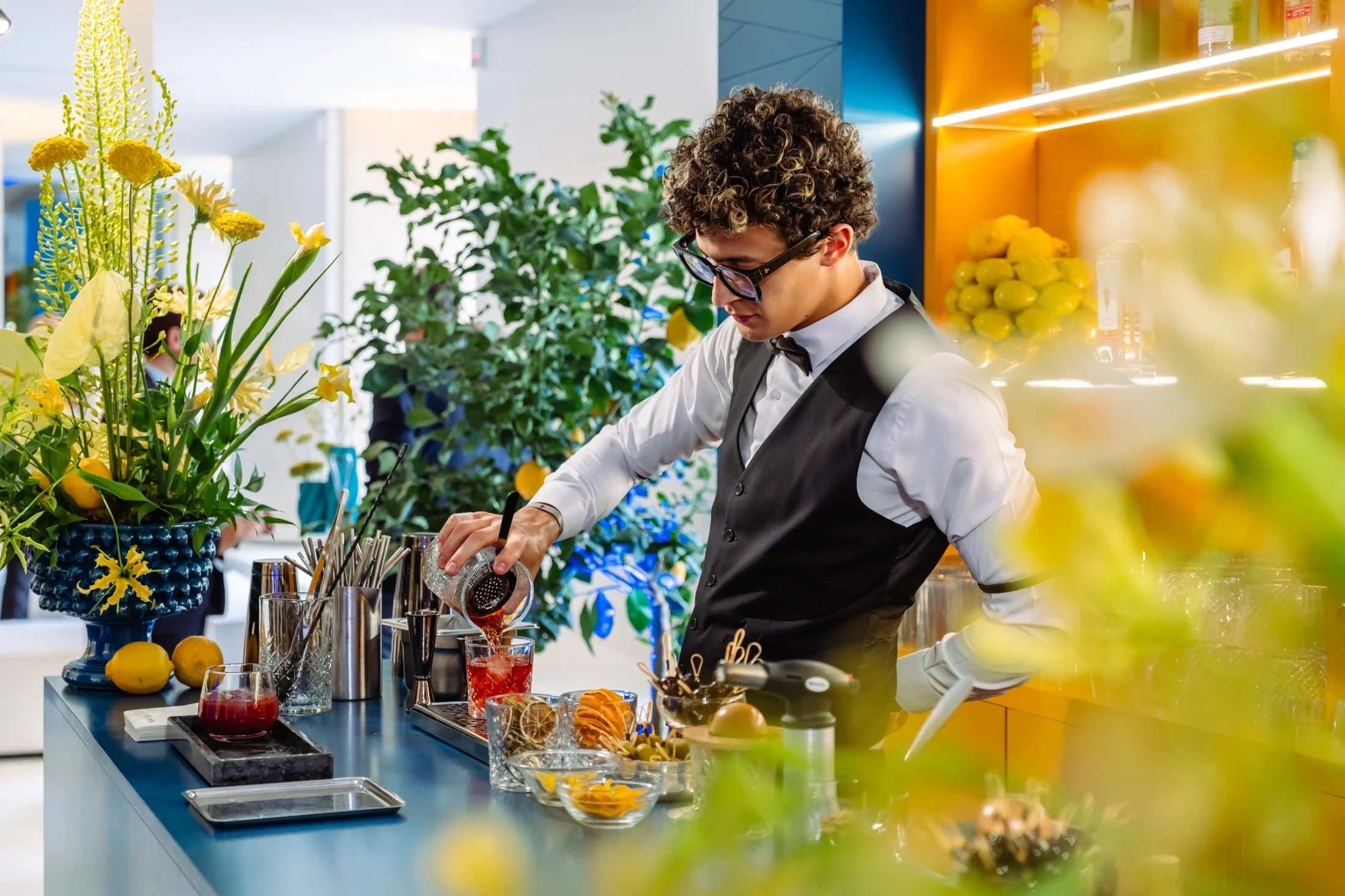 photographe bourg en bresse, Ain, Rhone Alpes, France - portfolio, reportage évènementiel Ferrari Amalfi à Paris au musée des arts décoratifs, serveur cocktail
