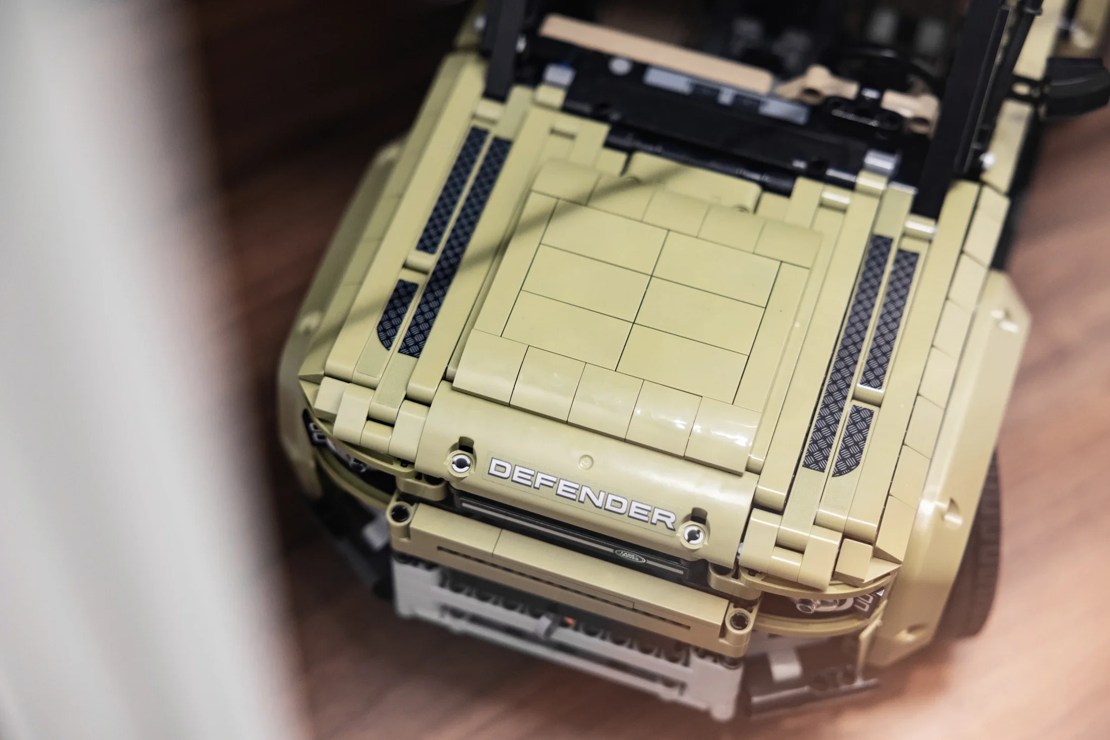 photographe corporate bourg en bresse – Reportage concession Land Rover Macon Nord Automobiles, détail jouet Lego Defender
