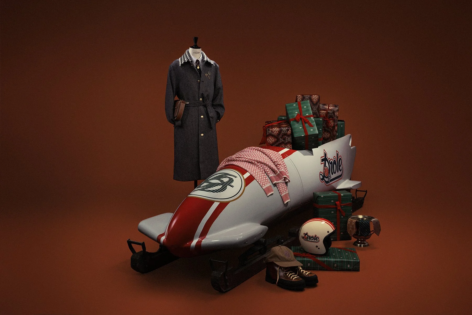 Décoration de Noël avec un traîneau à glace, manteau, cadeaux emballés, casque de sport et autres accessoires de saison