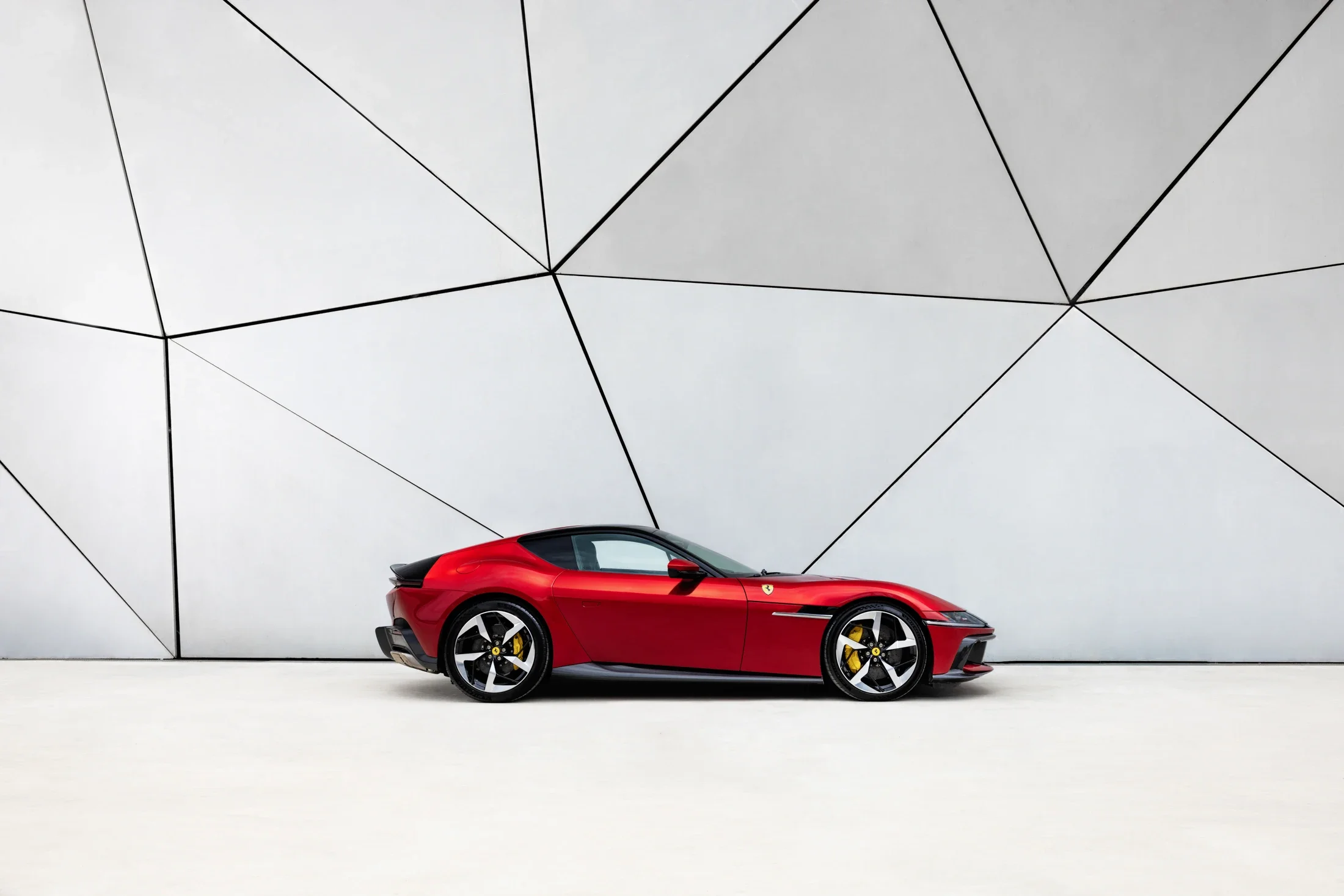 photographe automobile bourg en bresse – ferrari 12 cilindri shooting statique extérieur latéral Cannes bâtiment moderne